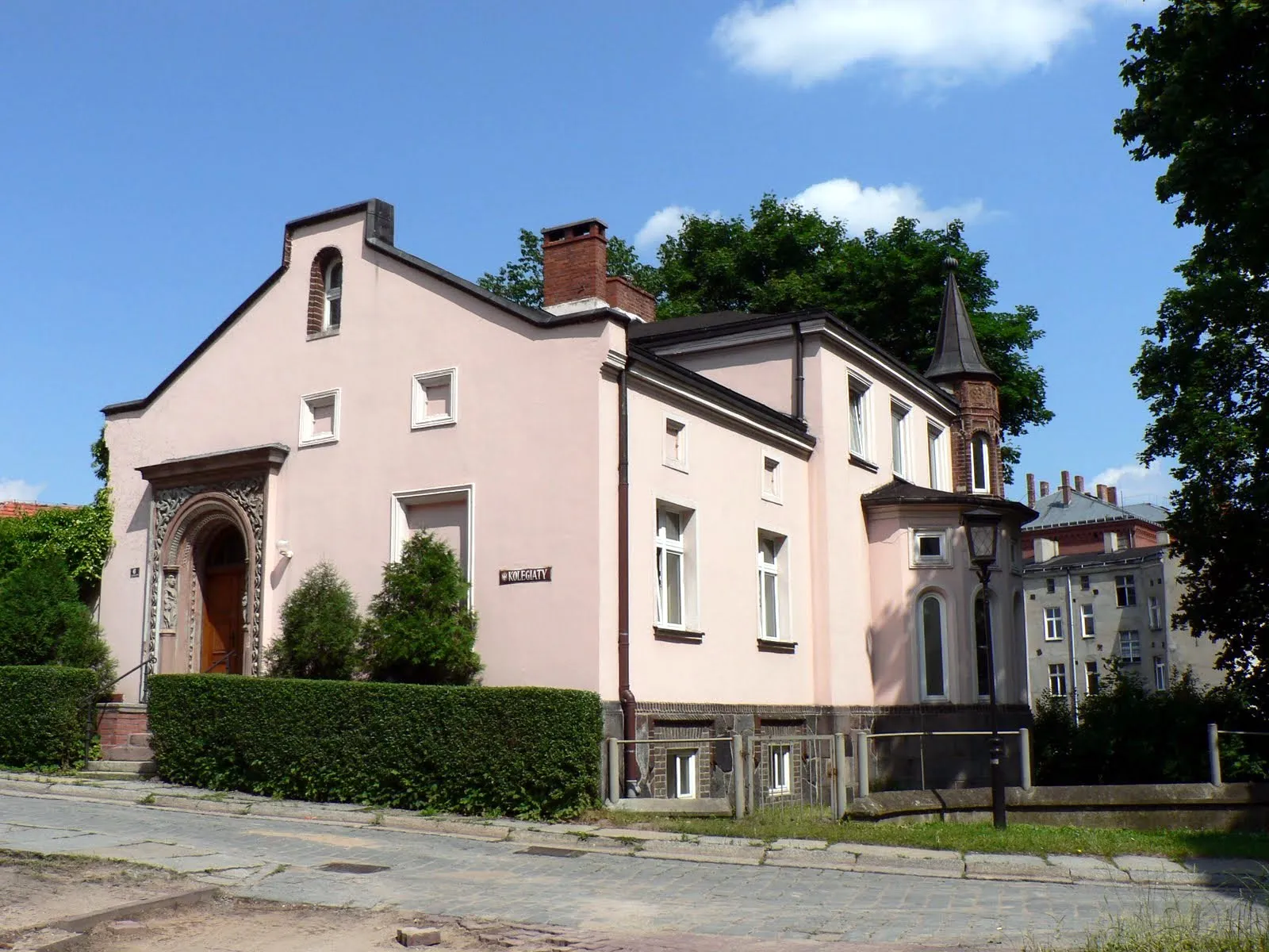 Photo showing: Kanonie obok katedry w Gnieźnie