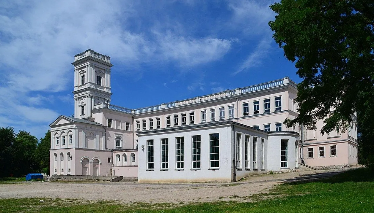 Photo showing: Widok na pałac od strony parku ( podwórka)