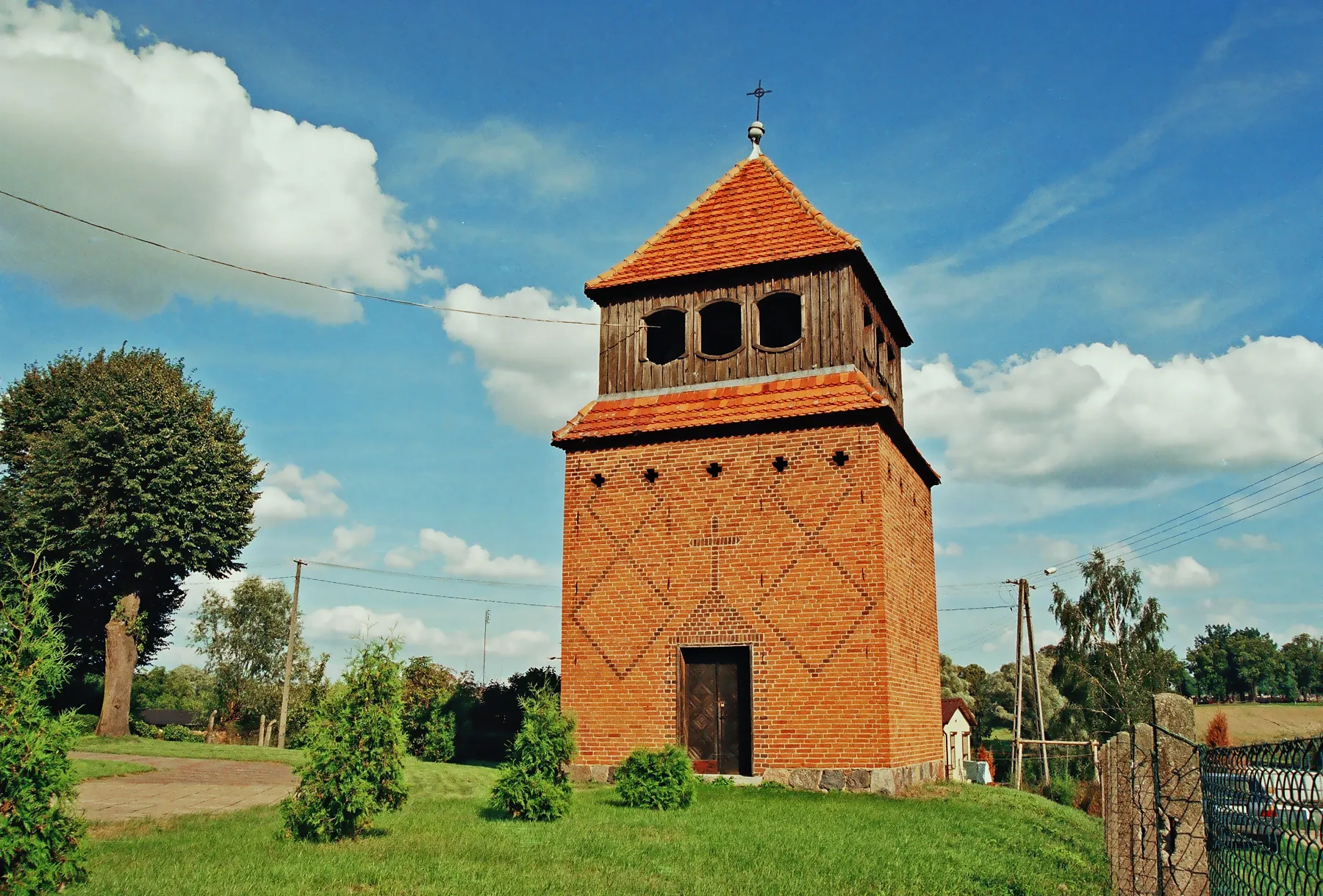 Photo showing: Campanile from 19th century standing by the church of St. Matthew in Gębice (Kuyavian-Pomeranian Voivodeship), Poland.