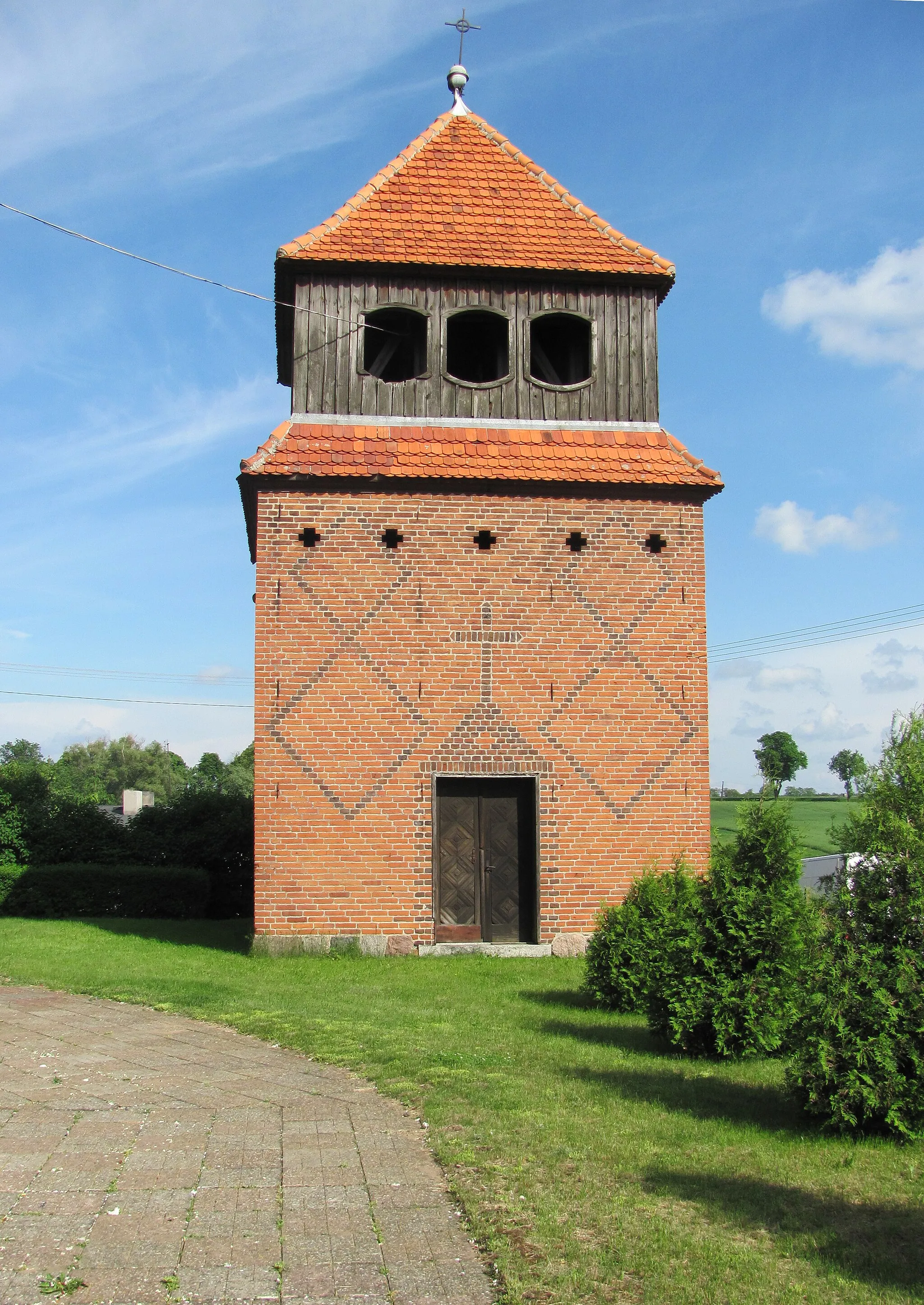 Photo showing: Dziewiętnastowieczna dzwonnica przy kościele św. Mateusza w Gębicach