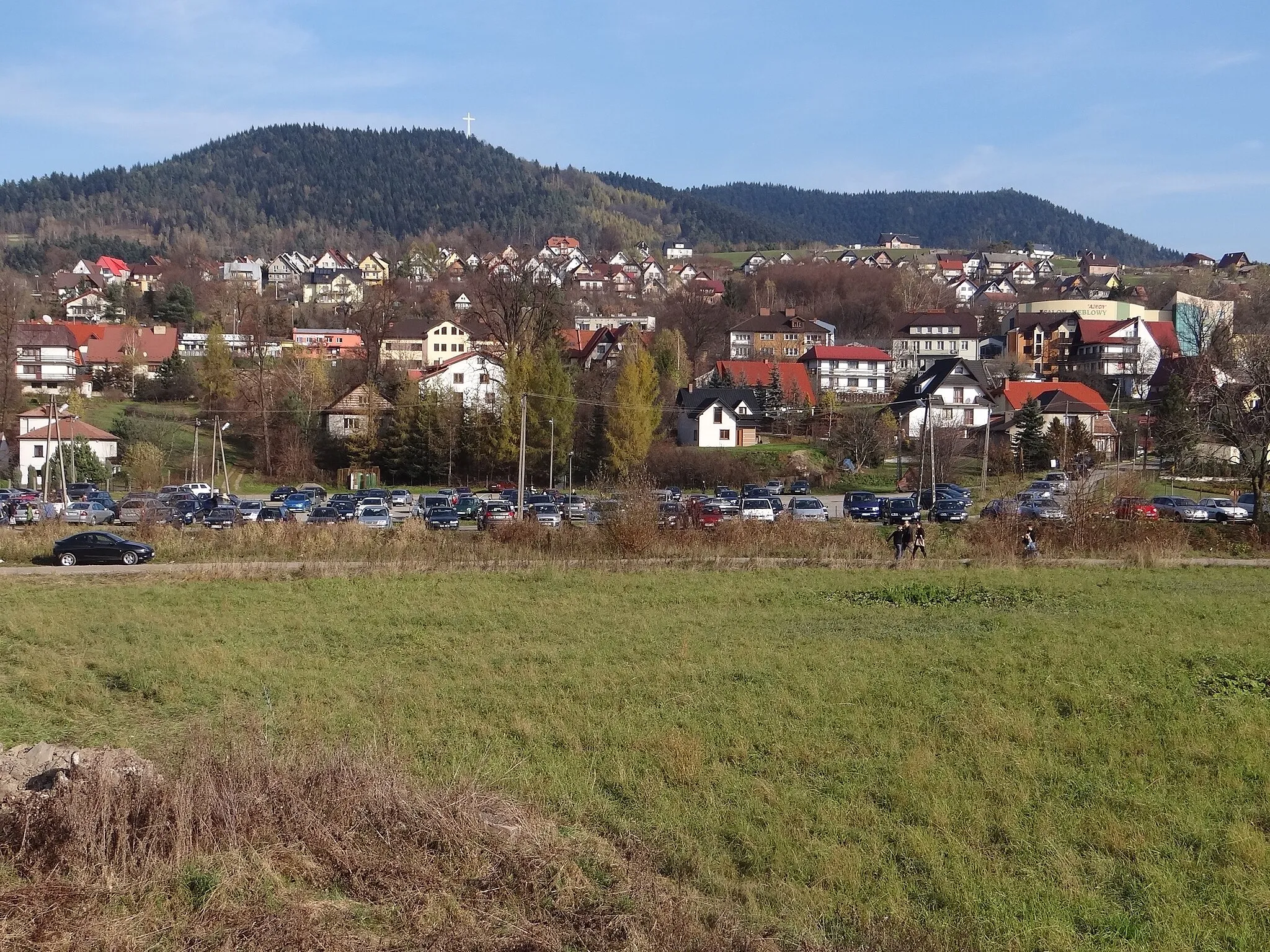 Photo showing: Limanowa i widok na Miejską Górę (z krzyżem) i Łysą Górę