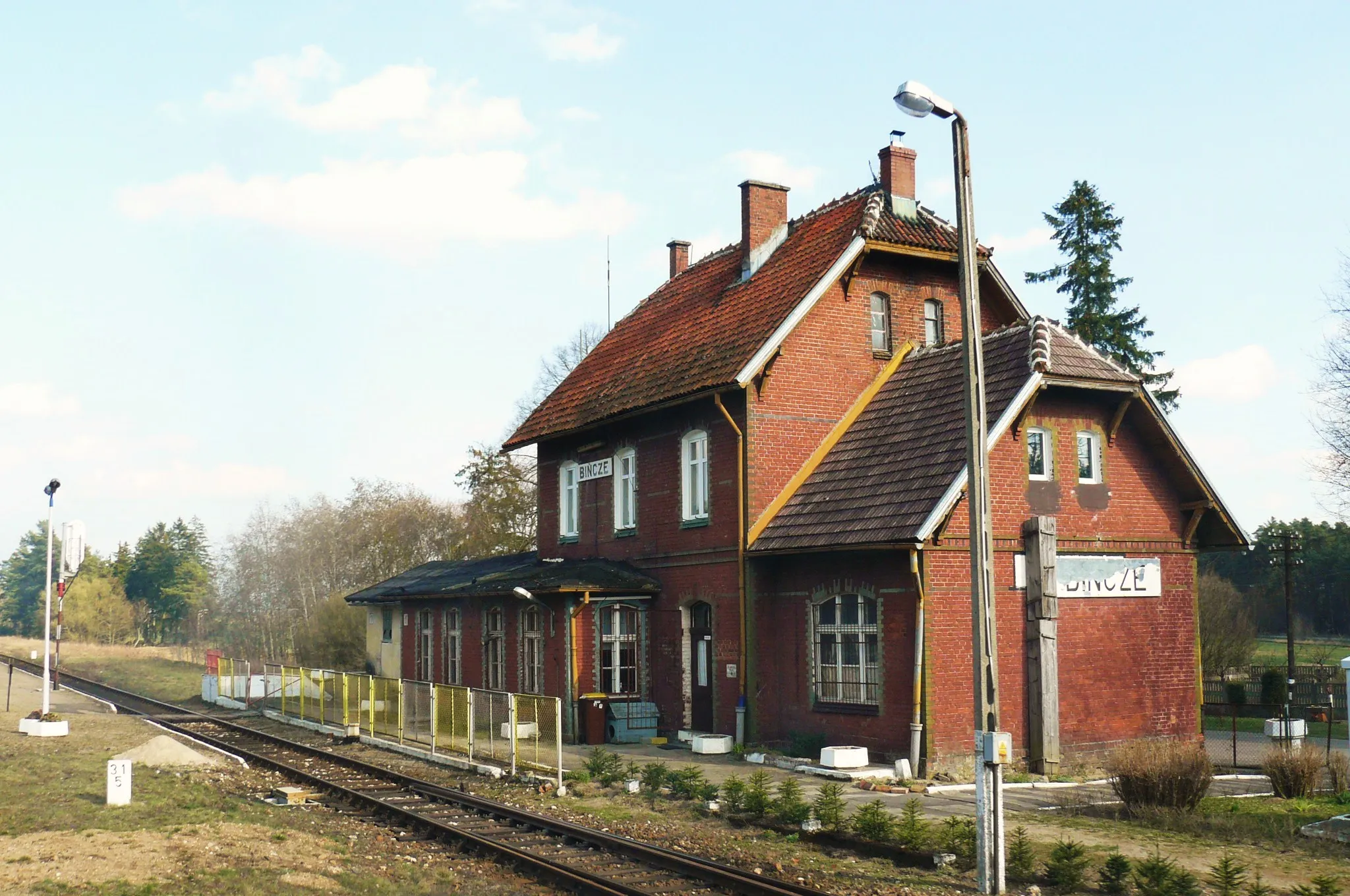 Photo showing: Bincze Railway Station.