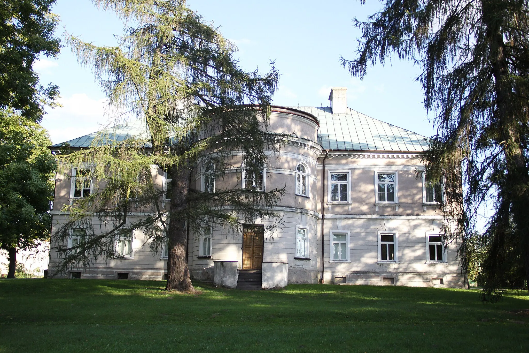 Photo showing: Stary Gostków - pałac z 1802 r (tylna fasada), obecnie Urząd Gminy Wartkowice (zabytek nr rejestr. 90 z 3.10.1967 i 487-V-22 z 5.10.1949)