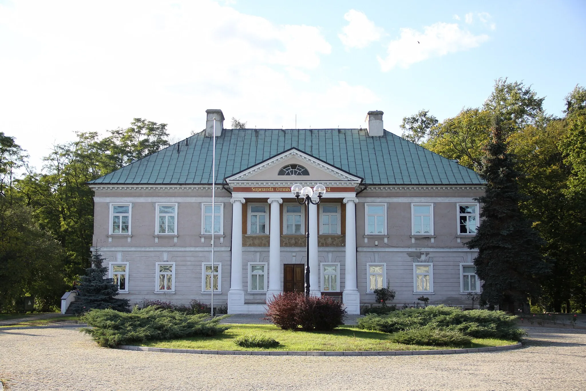 Photo showing: Stary Gostków - pałac z 1802 r, obecnie Urząd Gminy Wartkowice (zabytek nr rejestr. 90 z 3.10.1967 i 487-V-22 z 5.10.1949)