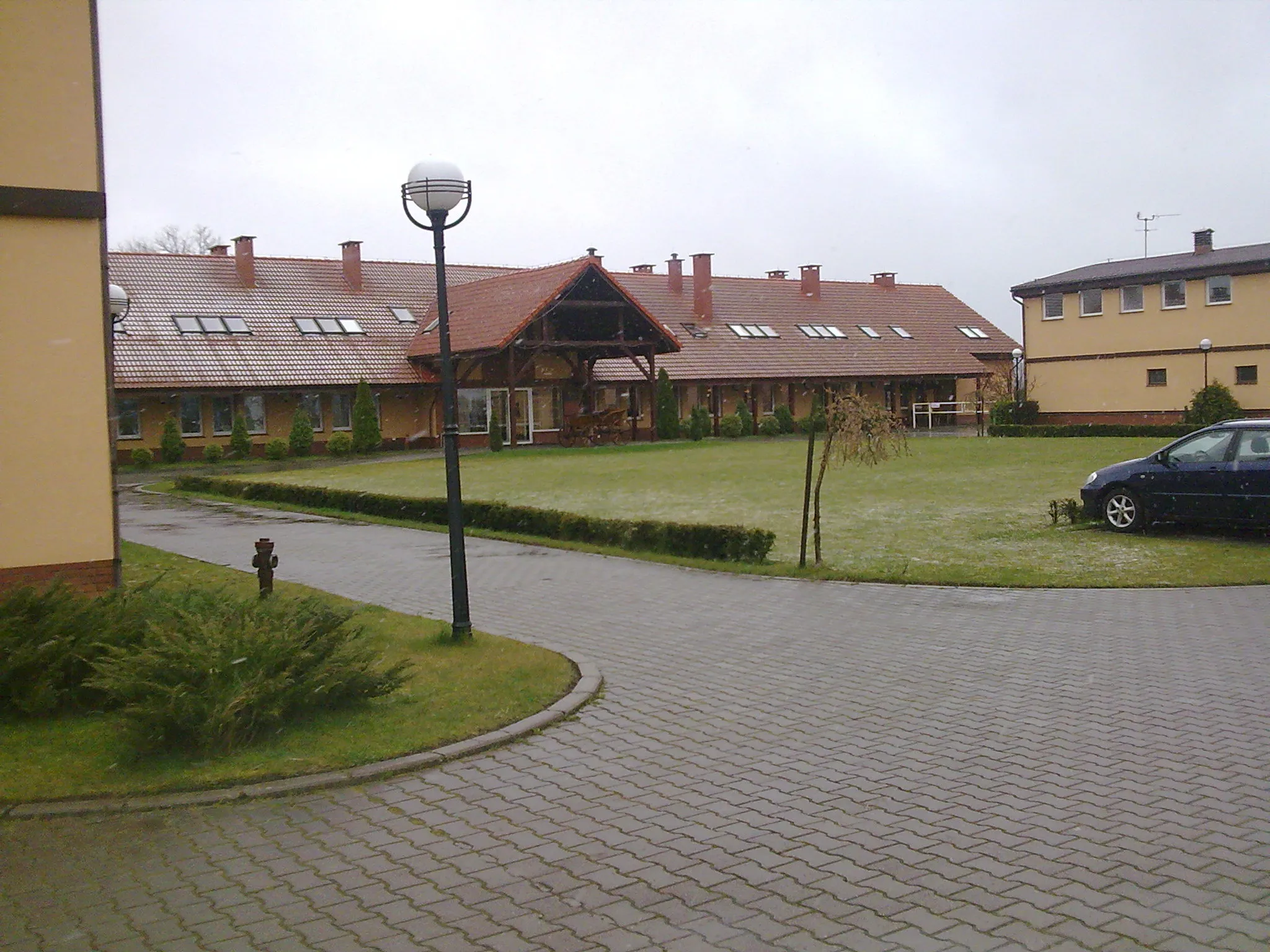 Photo showing: Na terenie hotelowego ośrodka w Sypniewie