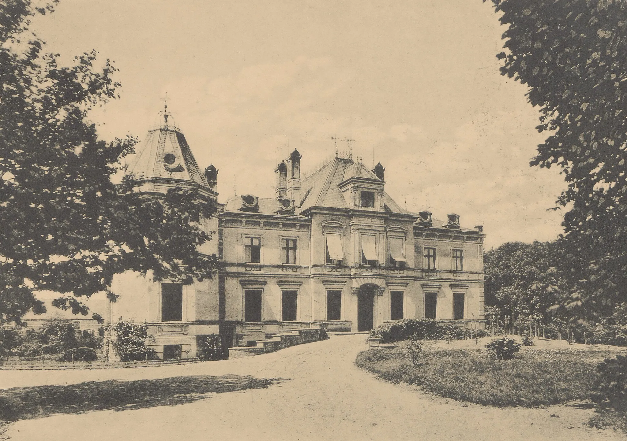 Photo showing: Adres wydawniczy: Poznań : L. Durczykiewicz w Czempiniu, 1912 (Poznań : "Praca") Opis fizyczny: 42 s., [121] s. fot. ; 36 cm