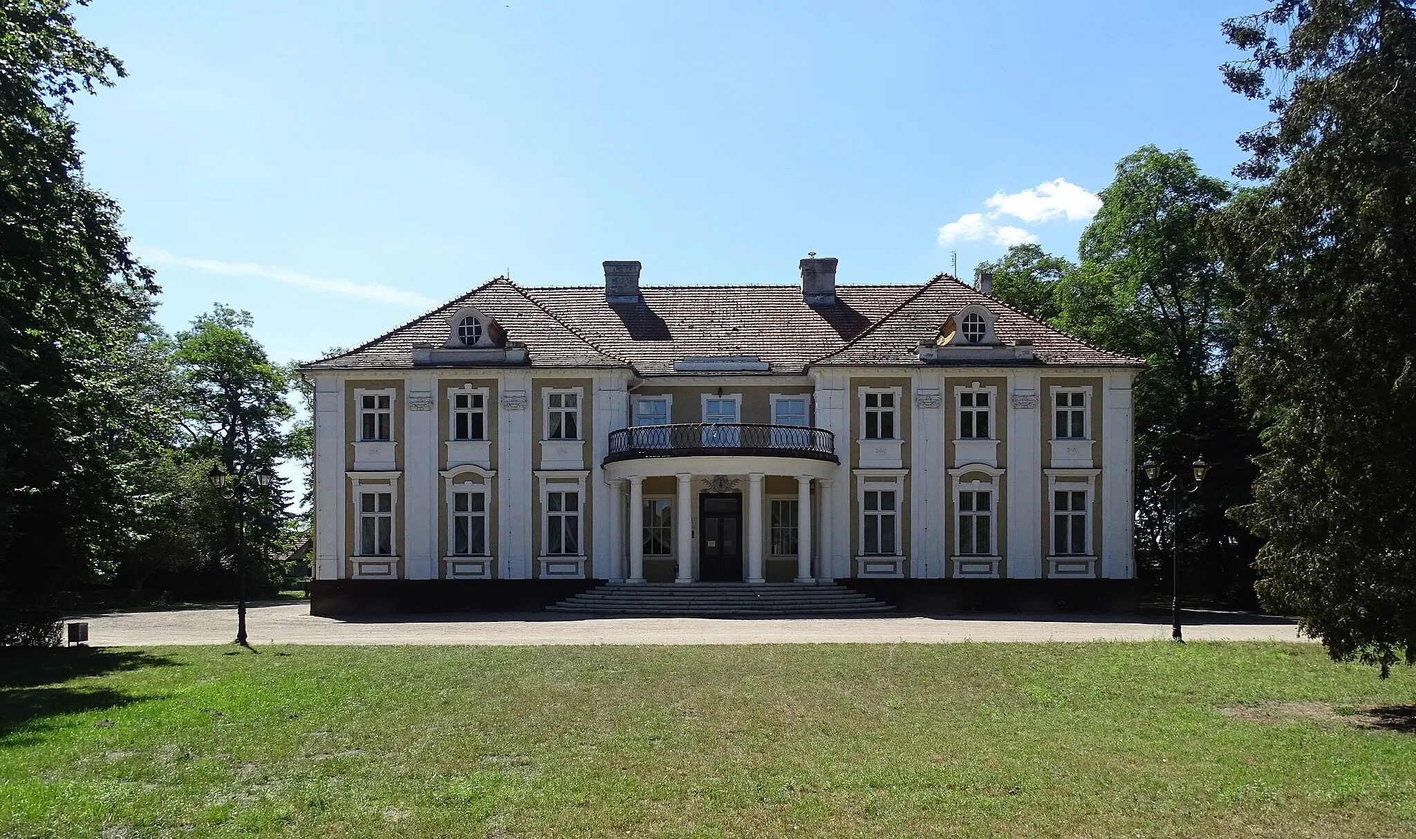 Photo showing: Palace in Gałowo, Szamotuły county, Poland. Built in the 18th century, rebuilt in the next one.