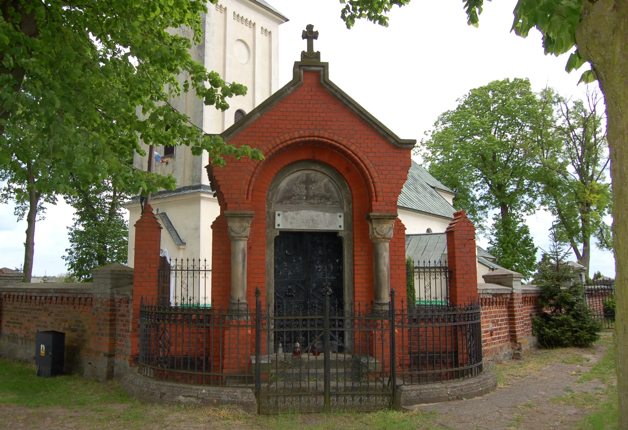 Photo showing: Grobowiec rodziny Szułdrzyńskich z 1904 roku znajdujący się obok kościoła parafialnego w Pruścach, Gmina Rogoźno, powiat obornicki