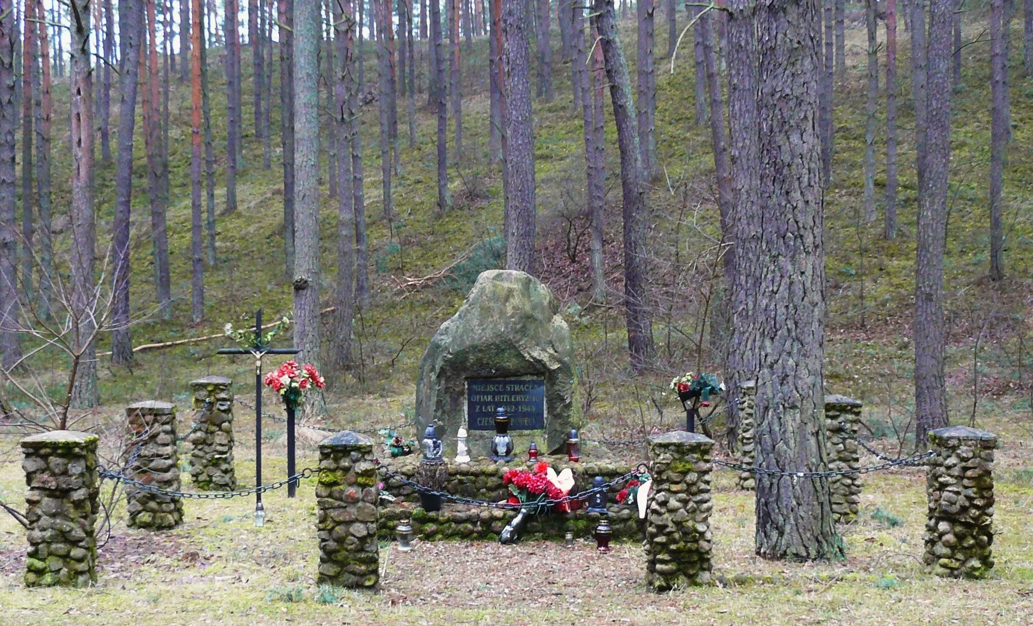 Photo showing: Miejsce straceń z okresu II WŚ. Tu naziści zamordowali nieokreśloną liczbę Polaków.