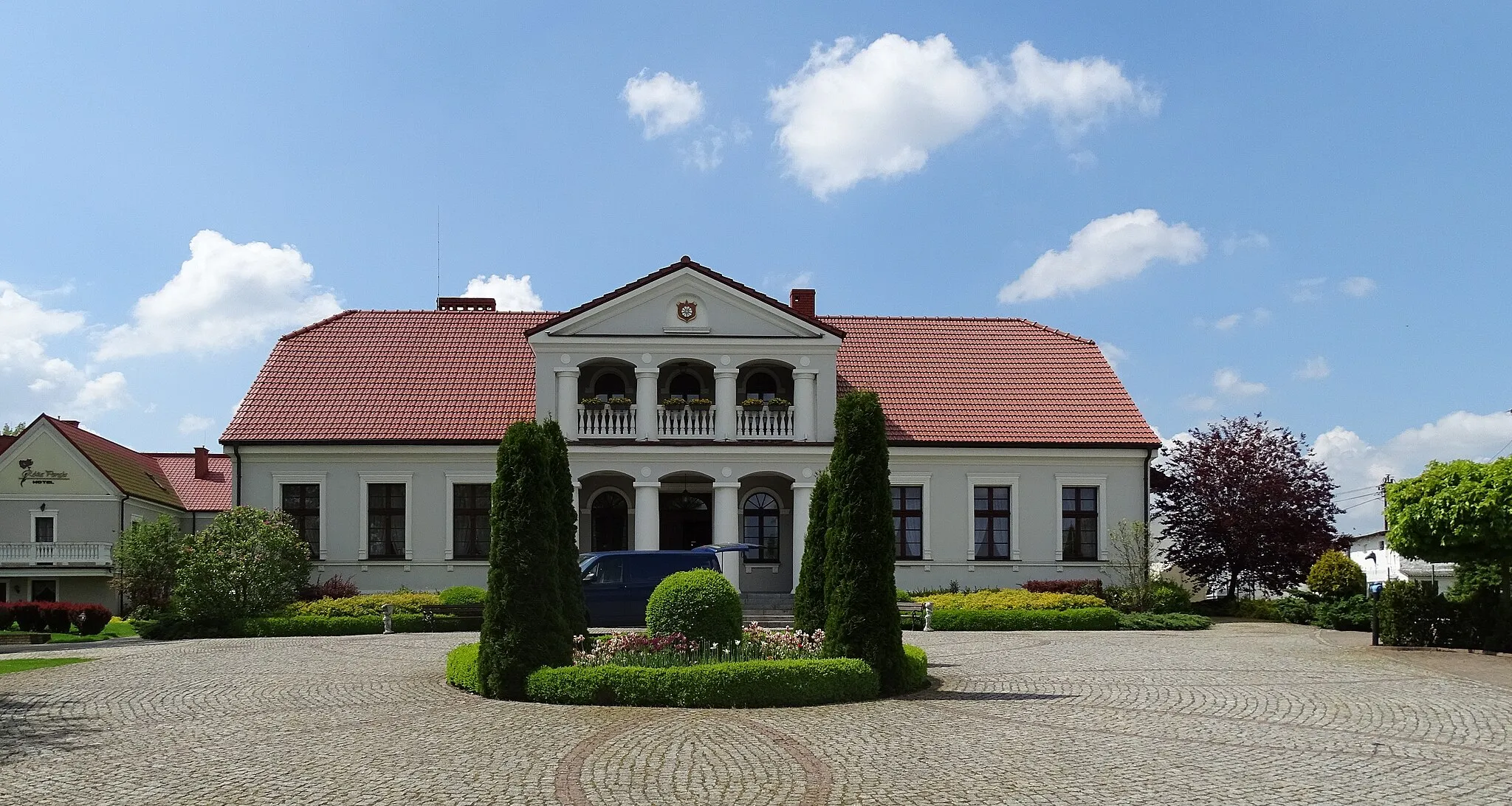 Photo showing: The manor house from the XIX century. Construction started in 1856.