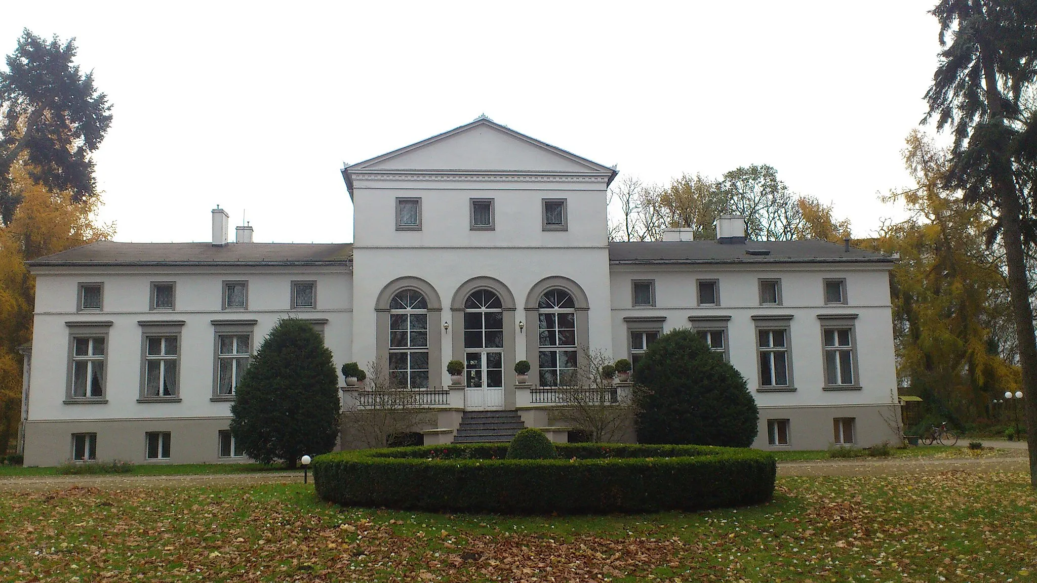 Photo showing: Manor house in Podstolice - back view