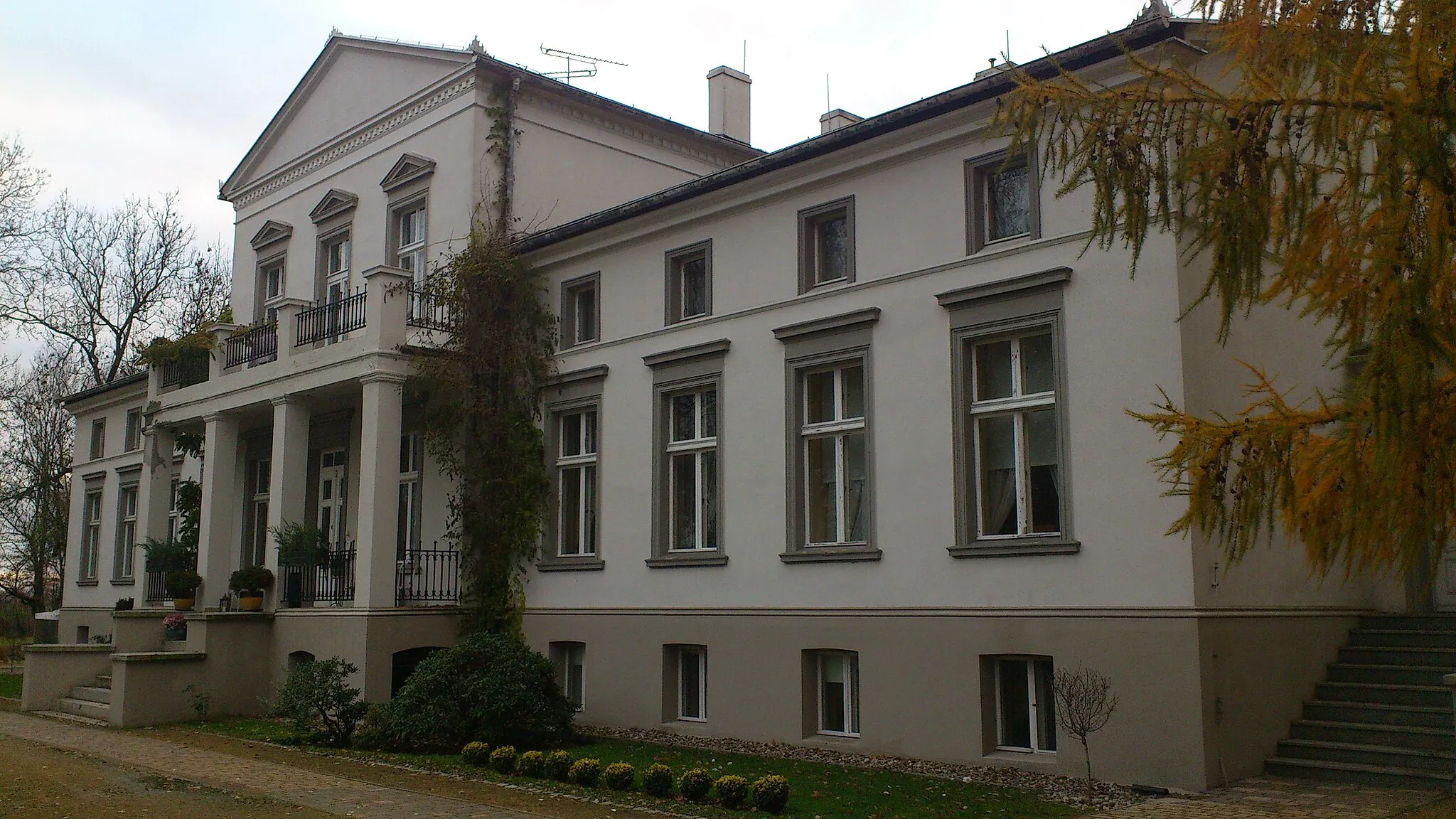 Photo showing: Manor house in Podstolice - front