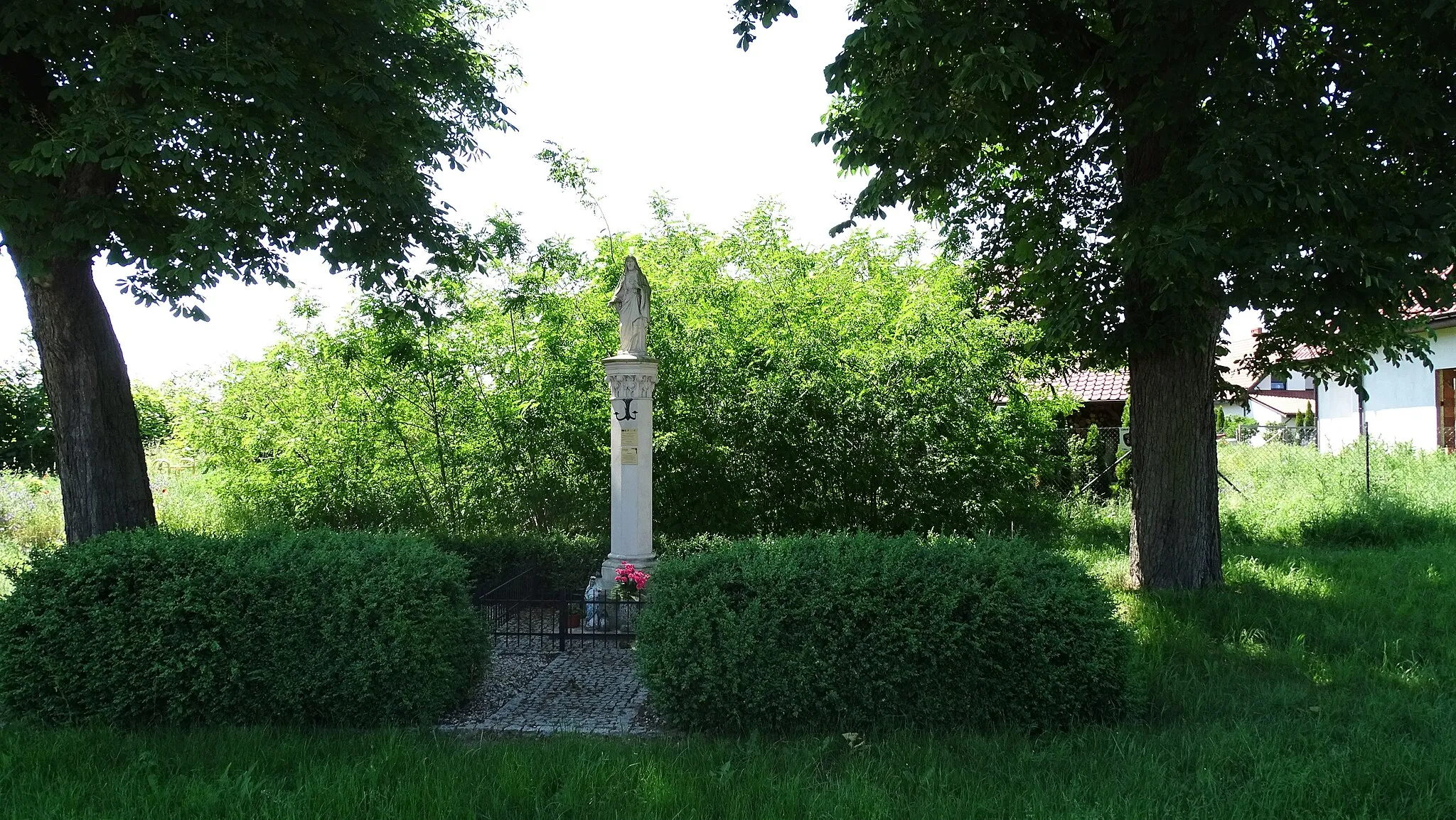 Photo showing: Psarskie, Śrem County, Poland. One of a three roadside shrines there.