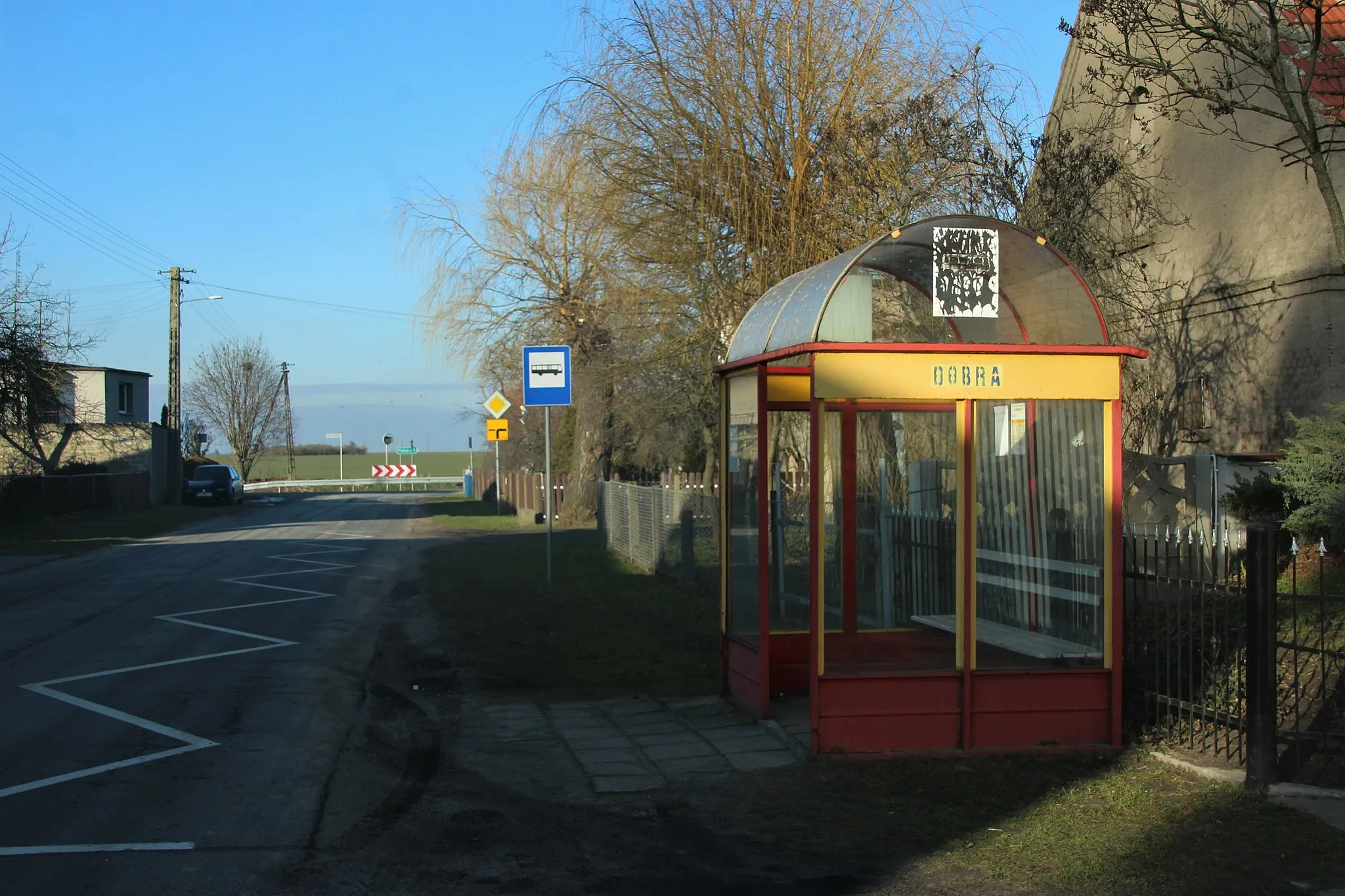 Photo showing: Przystanek autobusowy w miejscowości Dobra