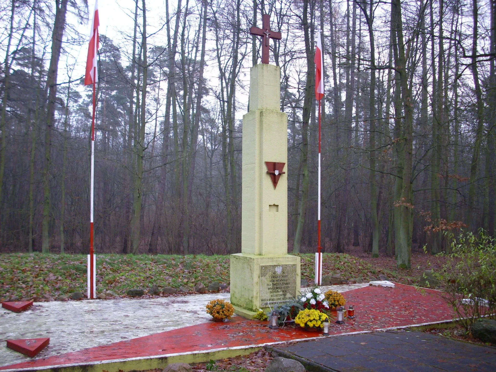 Photo showing: Grzebienisko. Pomnik ku czci ofiar pomordowanych przez hitlerowców jesienią 1939 r.