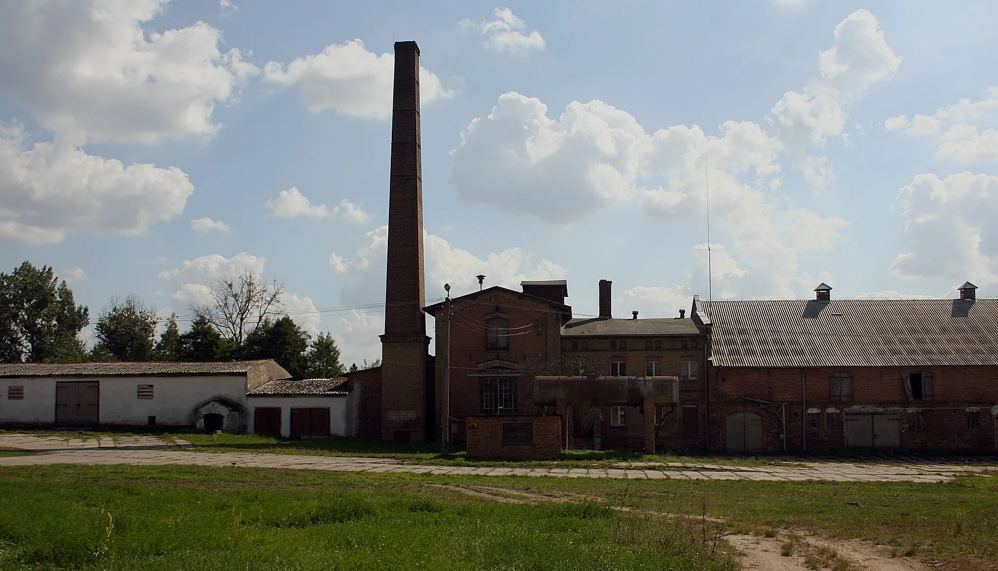 Photo showing: Zabudowania gospodarcze w Muchocinie, gmina Międzychód