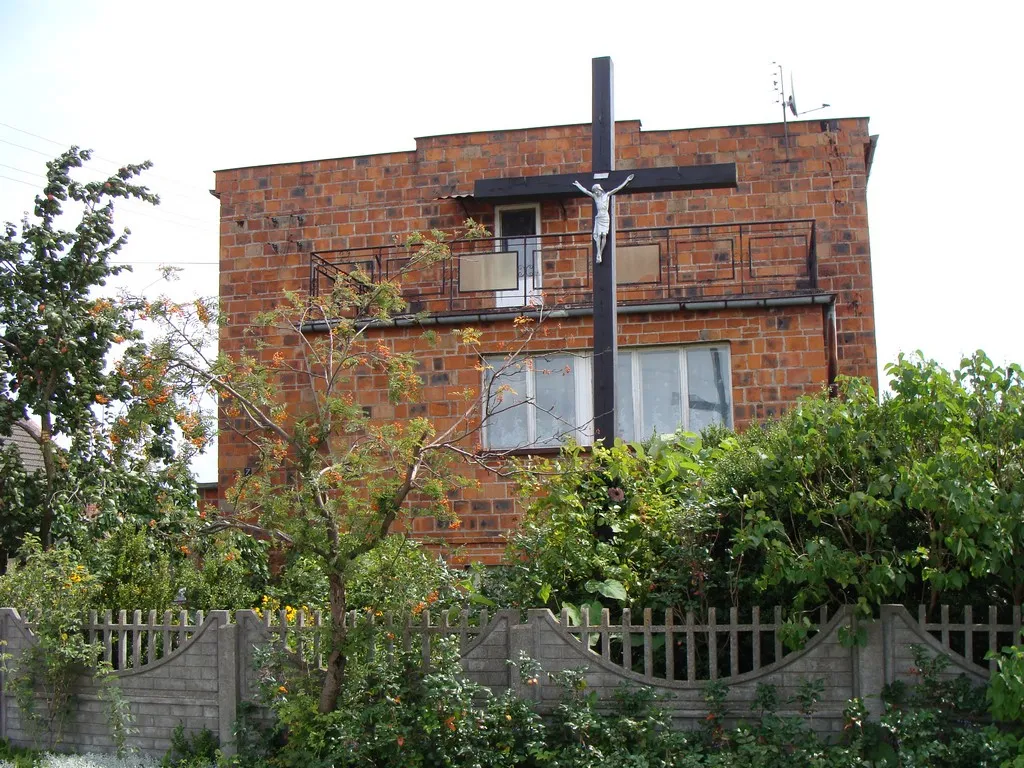 Photo showing: Pucołowo, roadside cross.