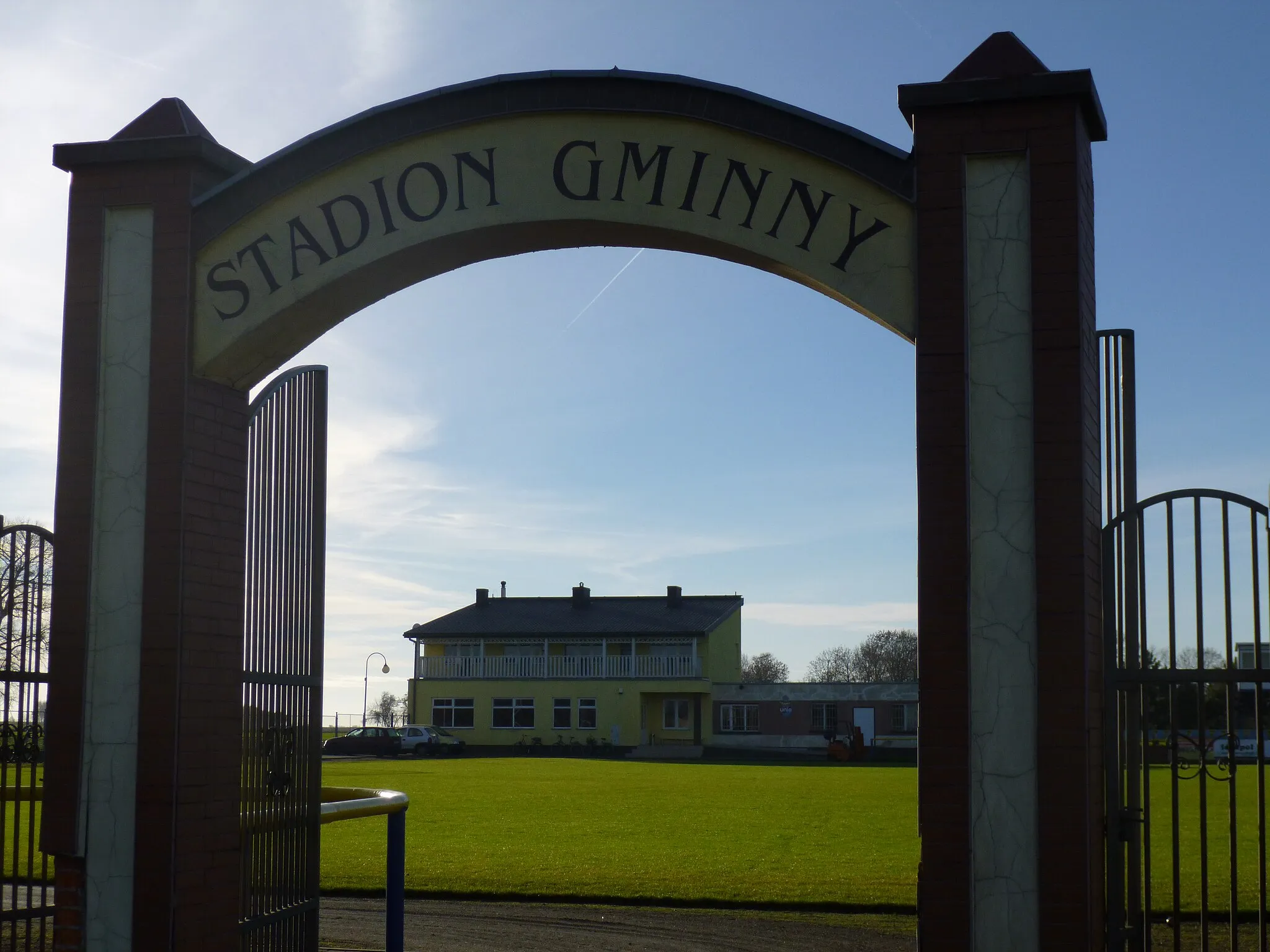 Photo showing: Stadion Gminny w Wapnie - brama wjazdowa