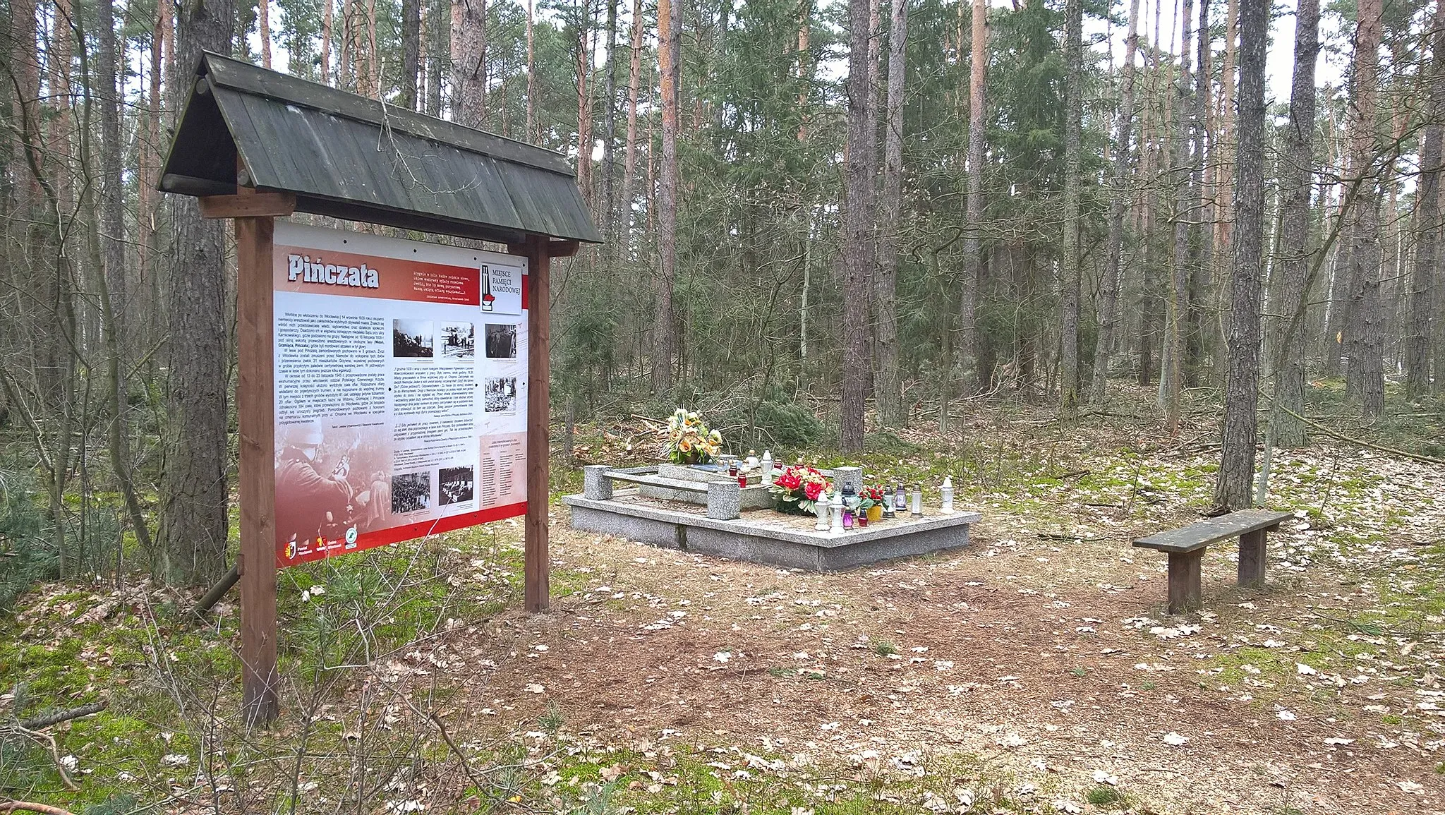 Photo showing: Jedno z miejsc upamiętnienia włocławian zamordowanych przez Niemców, znajdujące się w lesie nieopodal miejscowości Pińczata.