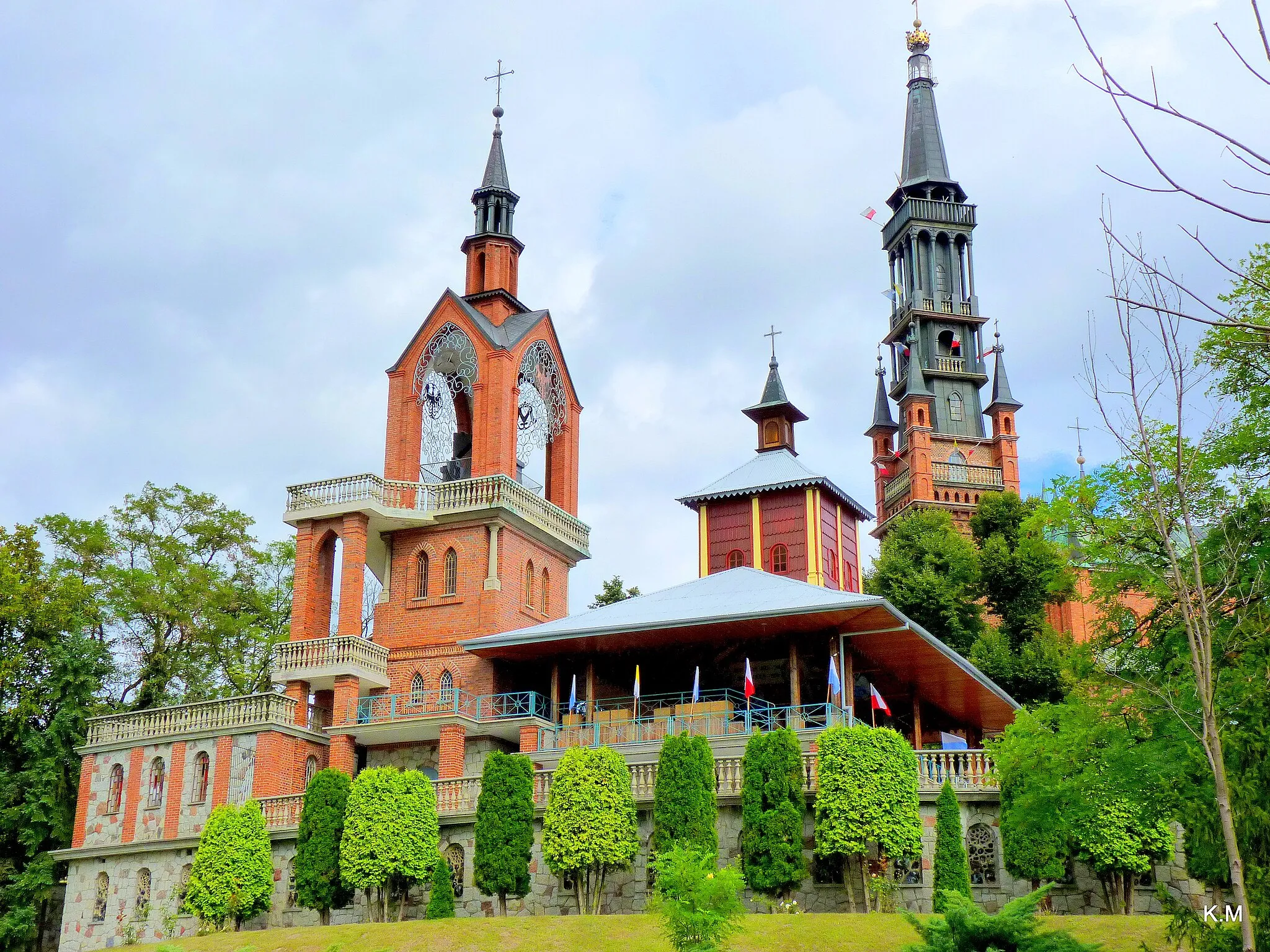 Photo showing: Licheń Stary - na pierwszym planie dzwonnica a w głębi widok wieży  kościoła Św Doroty