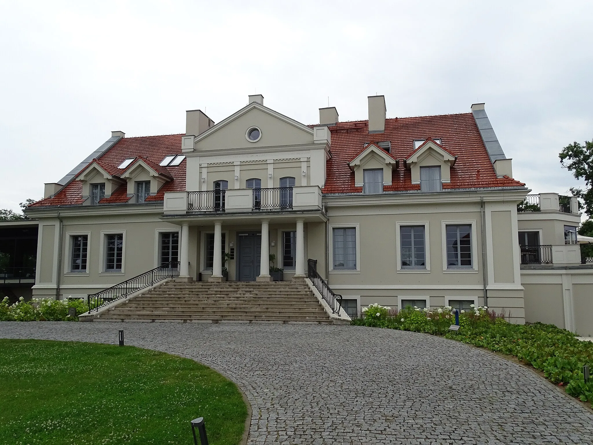 Photo showing: Chomiąża Szlachecka, Żnin County, Kuyavian-Pomeranian Voivodeship, Poland. The manor house, built in the XIX century.