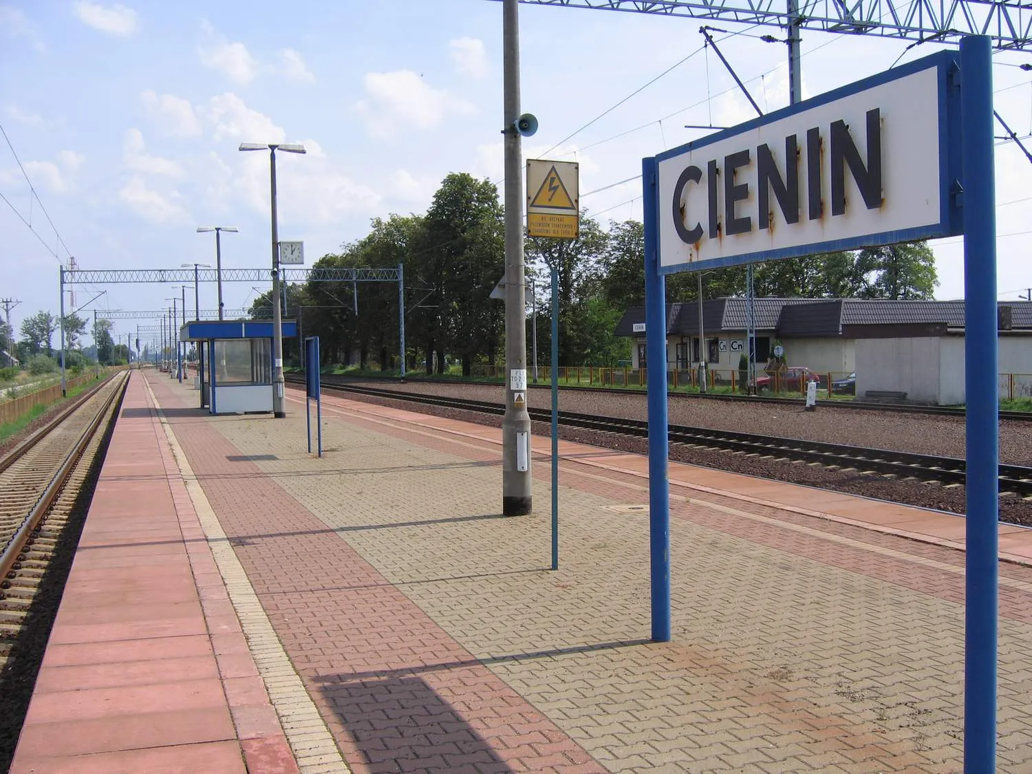 Photo showing: Cienin - stacja kolejowa połozona w Cieninie Zabornym, wsi Gminy Słupca i powiatu słupcekiego, sierpien 2007 (foto.M.Majdecki)