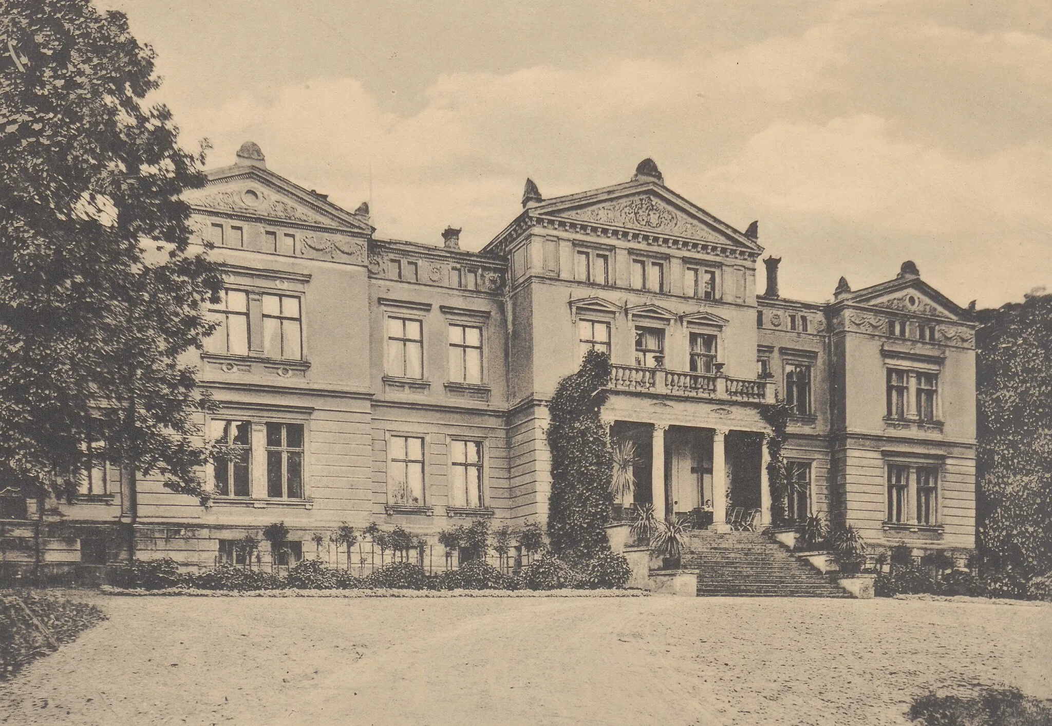 Photo showing: Adres wydawniczy: Poznań : L. Durczykiewicz w Czempiniu, 1912 (Poznań : "Praca") Opis fizyczny: 42 s., [121] s. fot. ; 36 cm