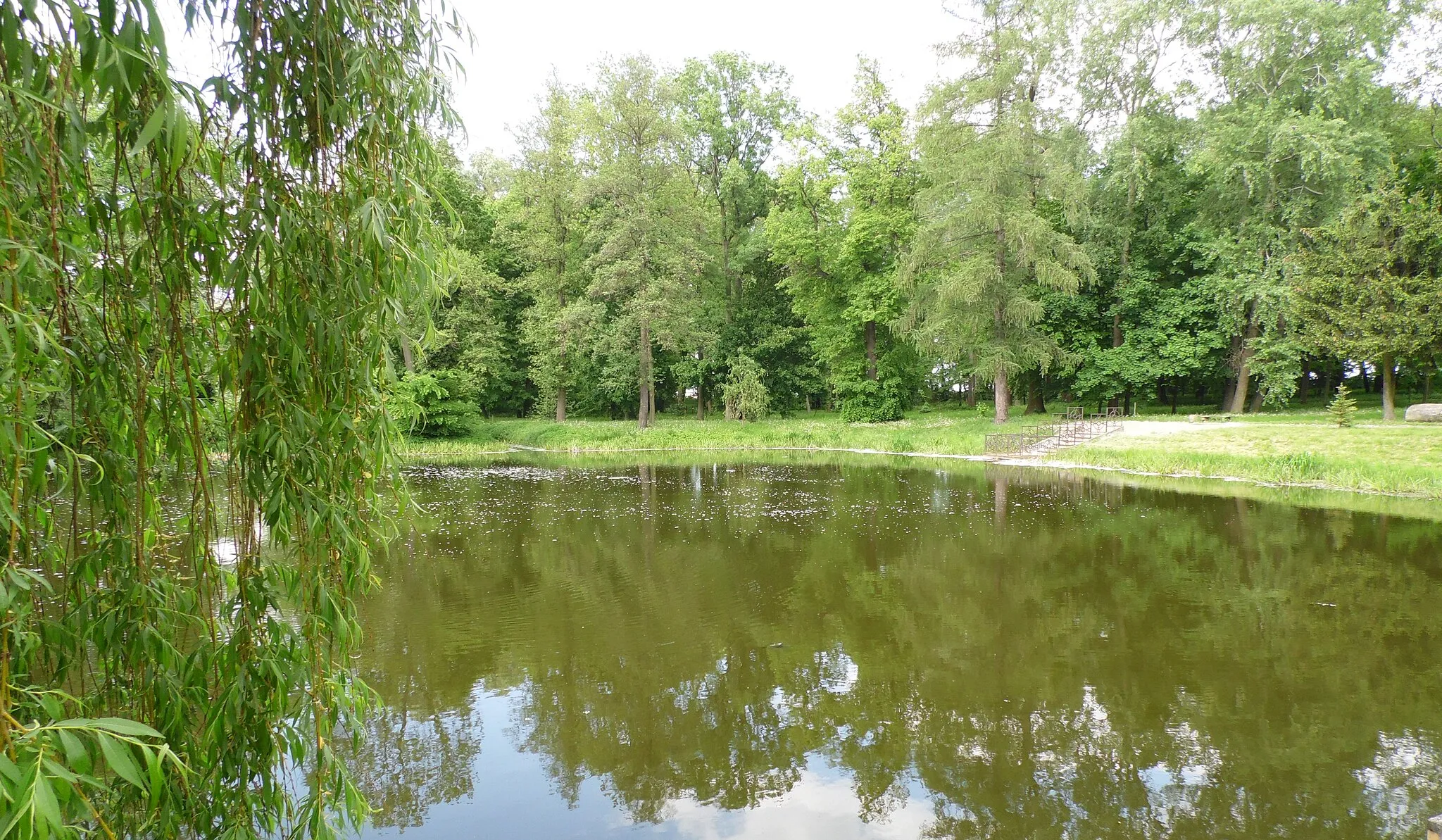 Photo showing: The palace complex: a park with 2 half of the eighteenth / nineteenth century Rokosowo / gm. Poniec / area. gostyński / province. Greater Poland / Poland