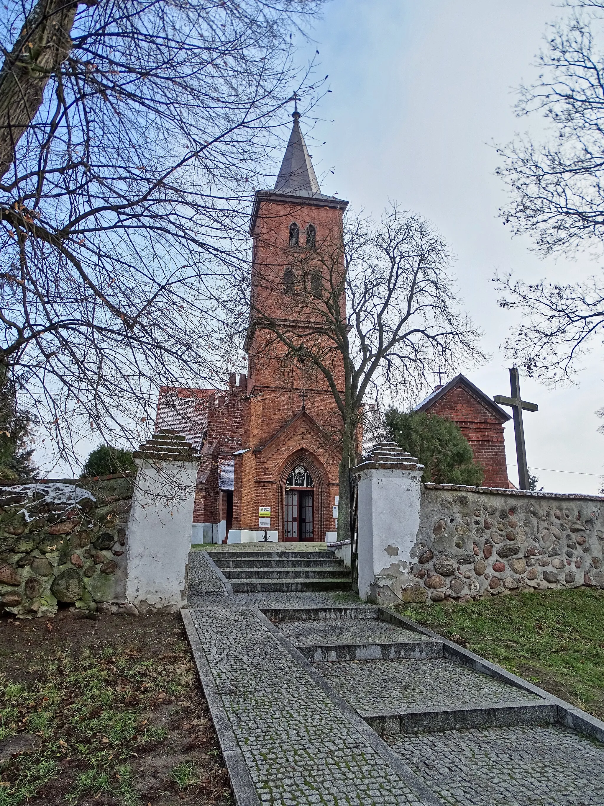 Photo showing: Kościół parafialny pw. św. Michała Archanioła. Zdjęcie wykonano 15.12.2018 r we wsi Osetno w województwie dolnośląskim, w powiecie górowskim, w gminie Góra.