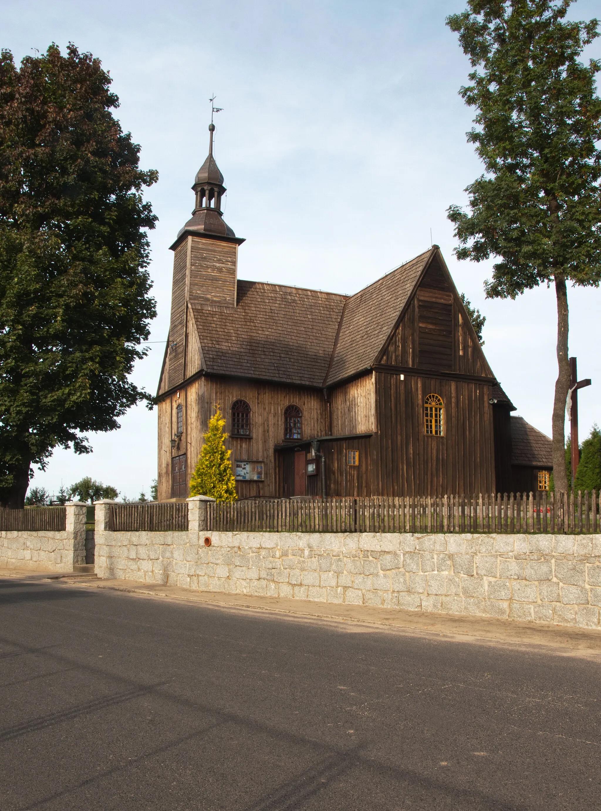 Photo showing: drewniany kościół parafialny pw. św. Barbary z 2. poł. XVIII w., dzwonnica drewniana
Bucz, Przemęt