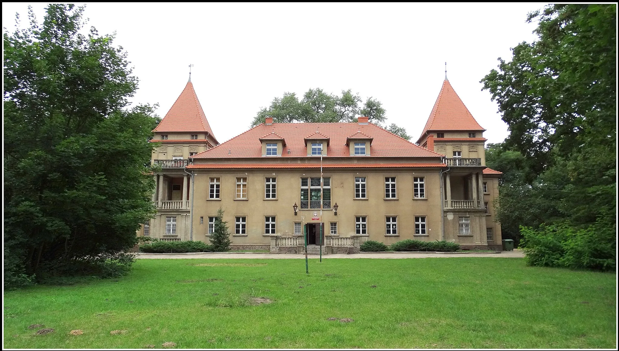 Photo showing: Bucz: the palace of the late nineteenth century. (Elevation page. Park), around the palace, the park area. 3.5 ha at the turn of the seventeenth and eighteenth centuries., Historic stand: oaks, linden. / Gm. Przemęt / pow. wolsztyński / Greater