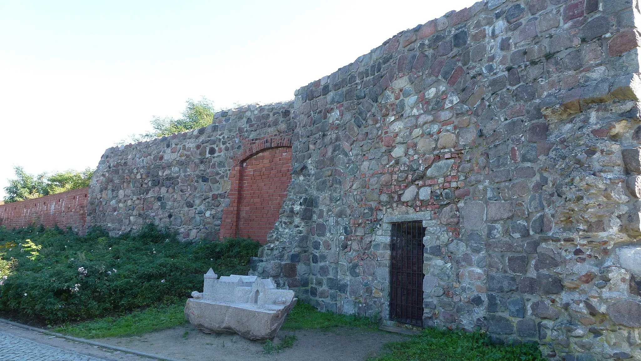 Photo showing: Burgruine, Reste des Torhauses und eines zweiten Tores