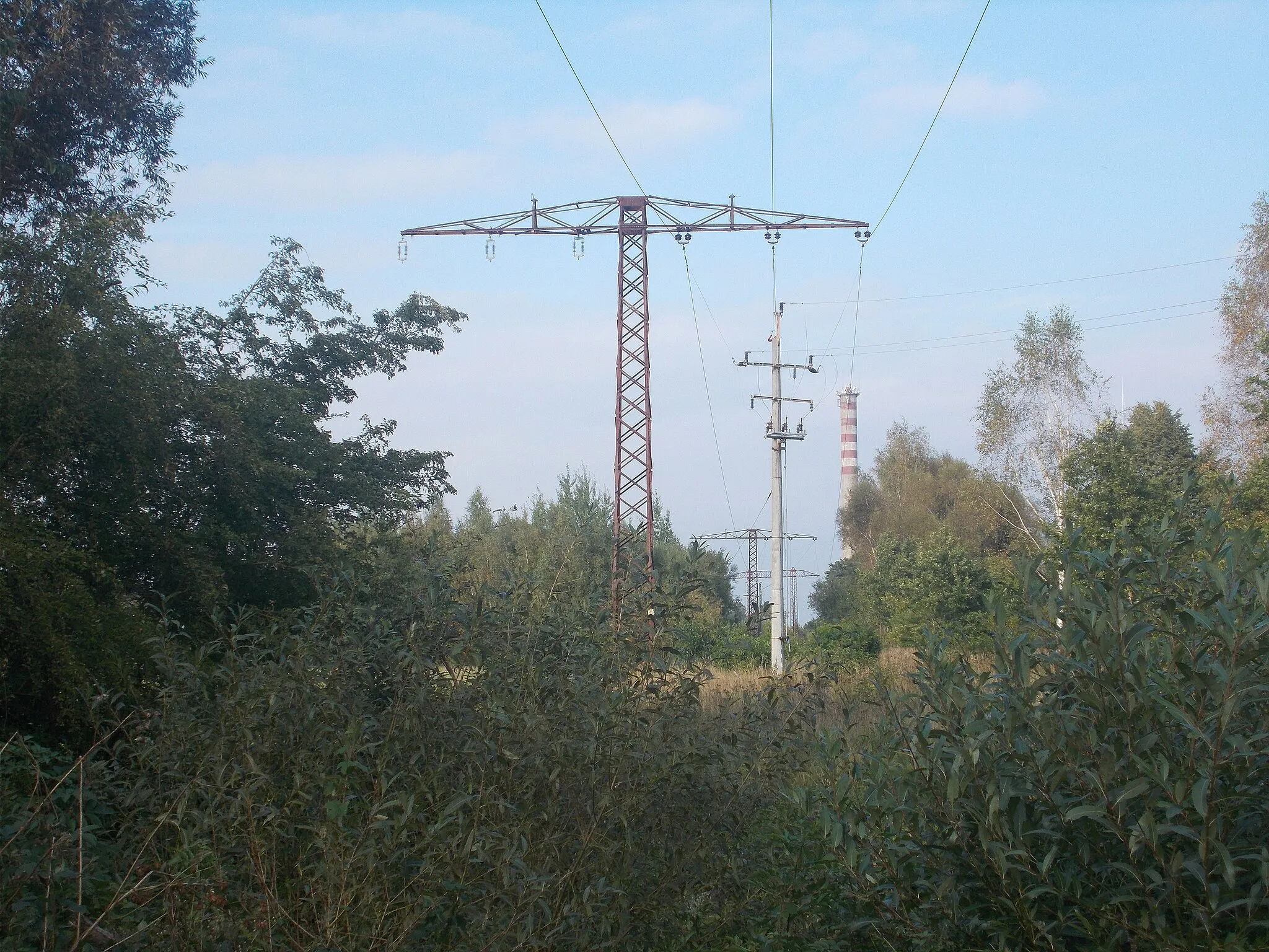 Photo showing: 30kV suspension towers of the Märkisches Elektrizitätswerk. One side usused, though insulators remained. South of Bialogard.