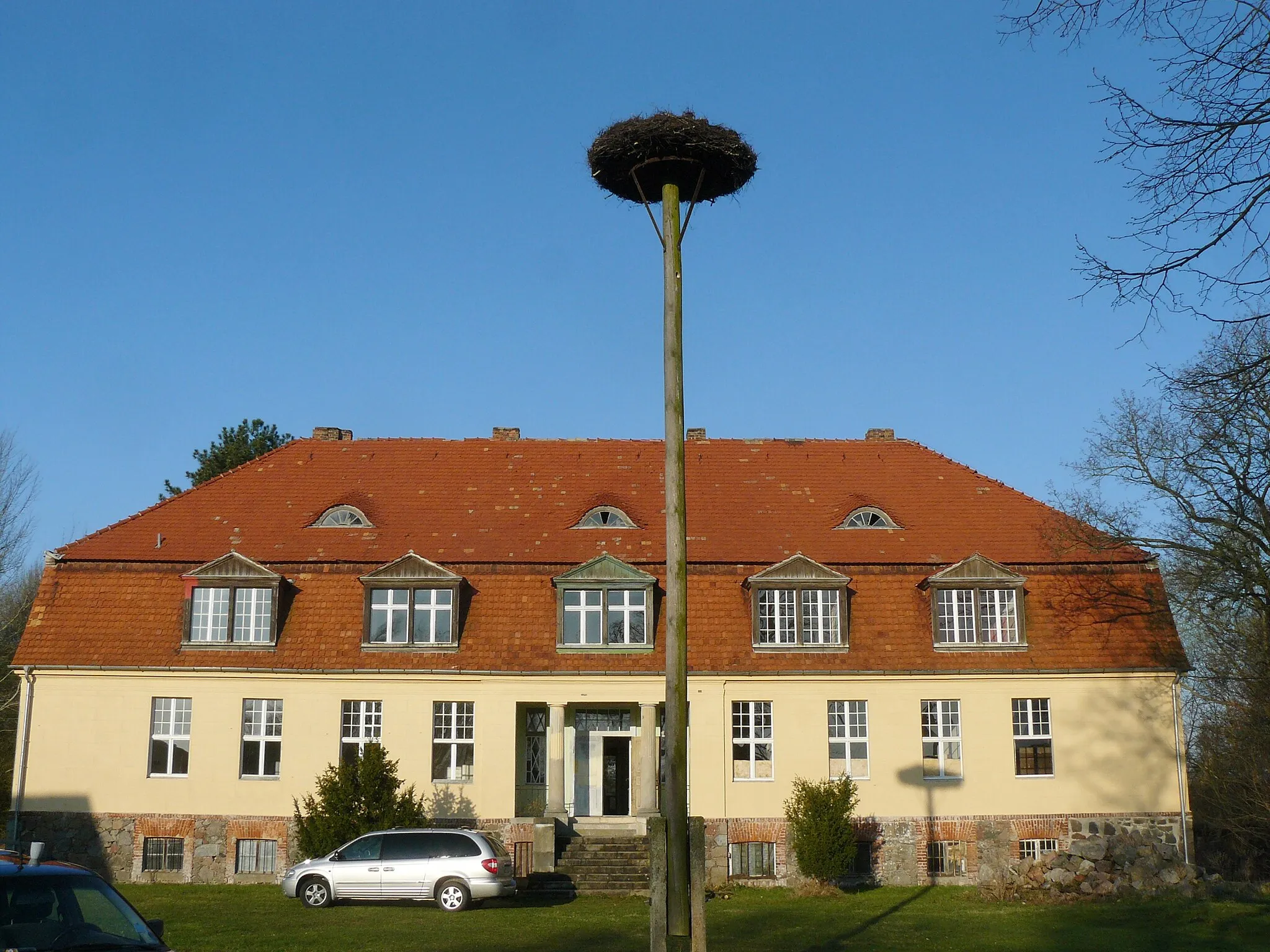 Photo showing: Battinsthal, Gemeinde Krackow, Gutshaus und Storchenhorst