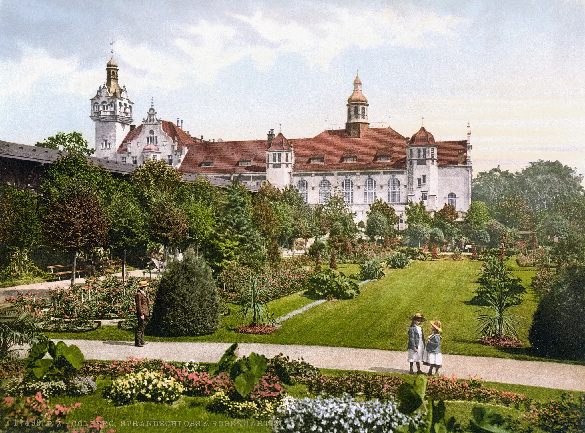 Photo showing: The garden of kursaal convention centre Strandschloss (Beach Castle) in Kolberg c. 1900, Pomerania, (actually Kołobrzeg, Poland), erected in 1899, destroyed in 1945.