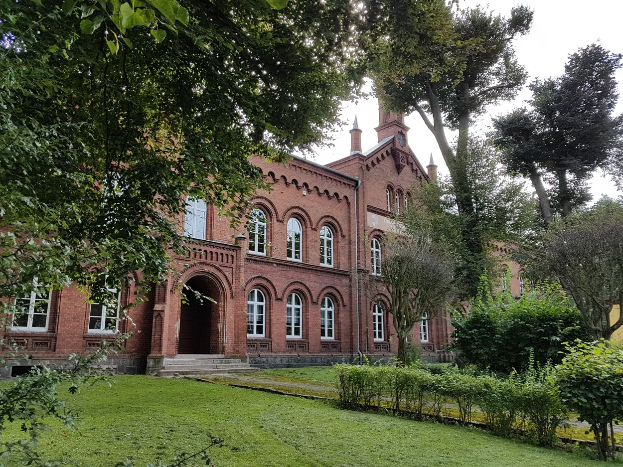 Photo showing: Budynek szkoły powstały w 1866 nie zmienił swojej funkcji od 151 lat