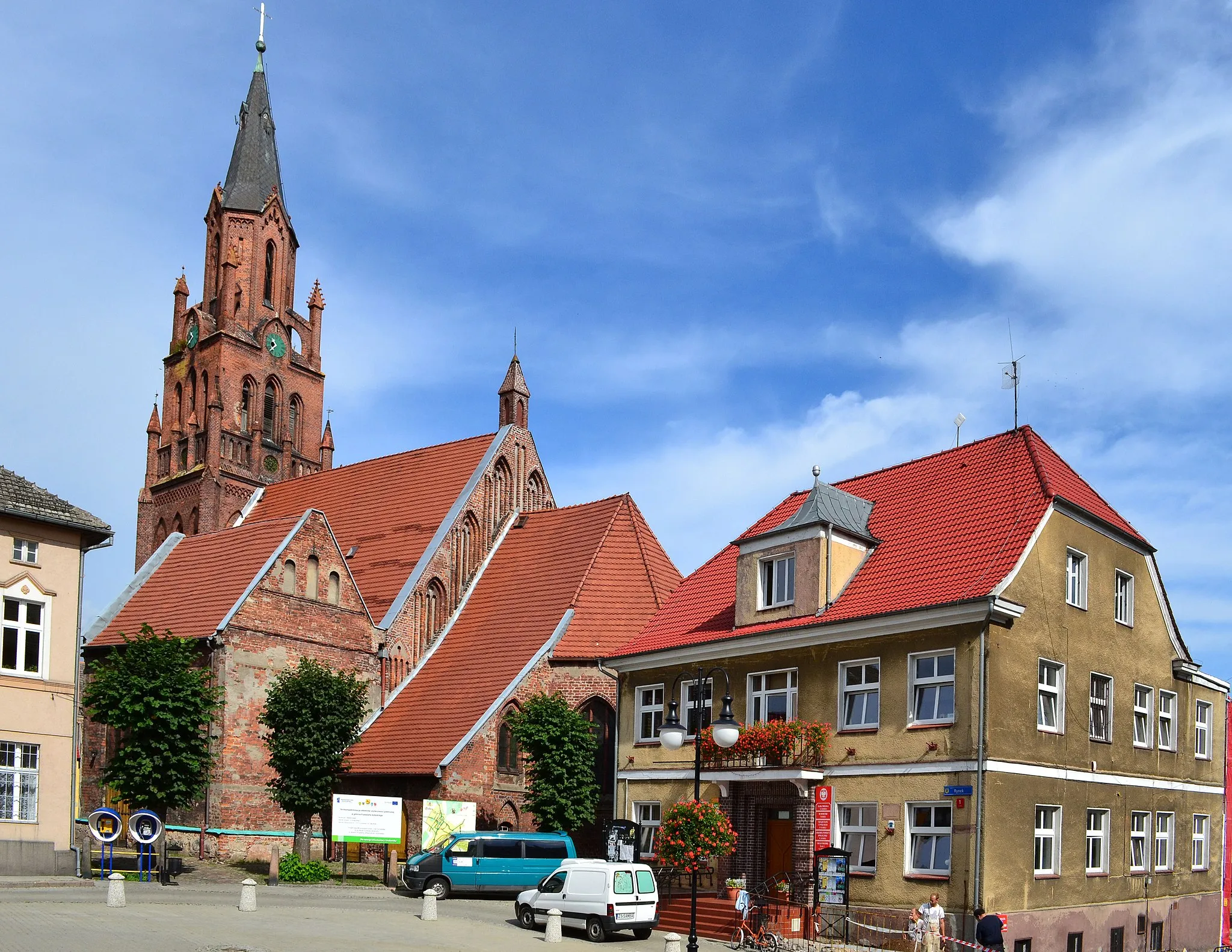 Photo showing: Kościół i ratusz w Dobrej Nowogardzkiej