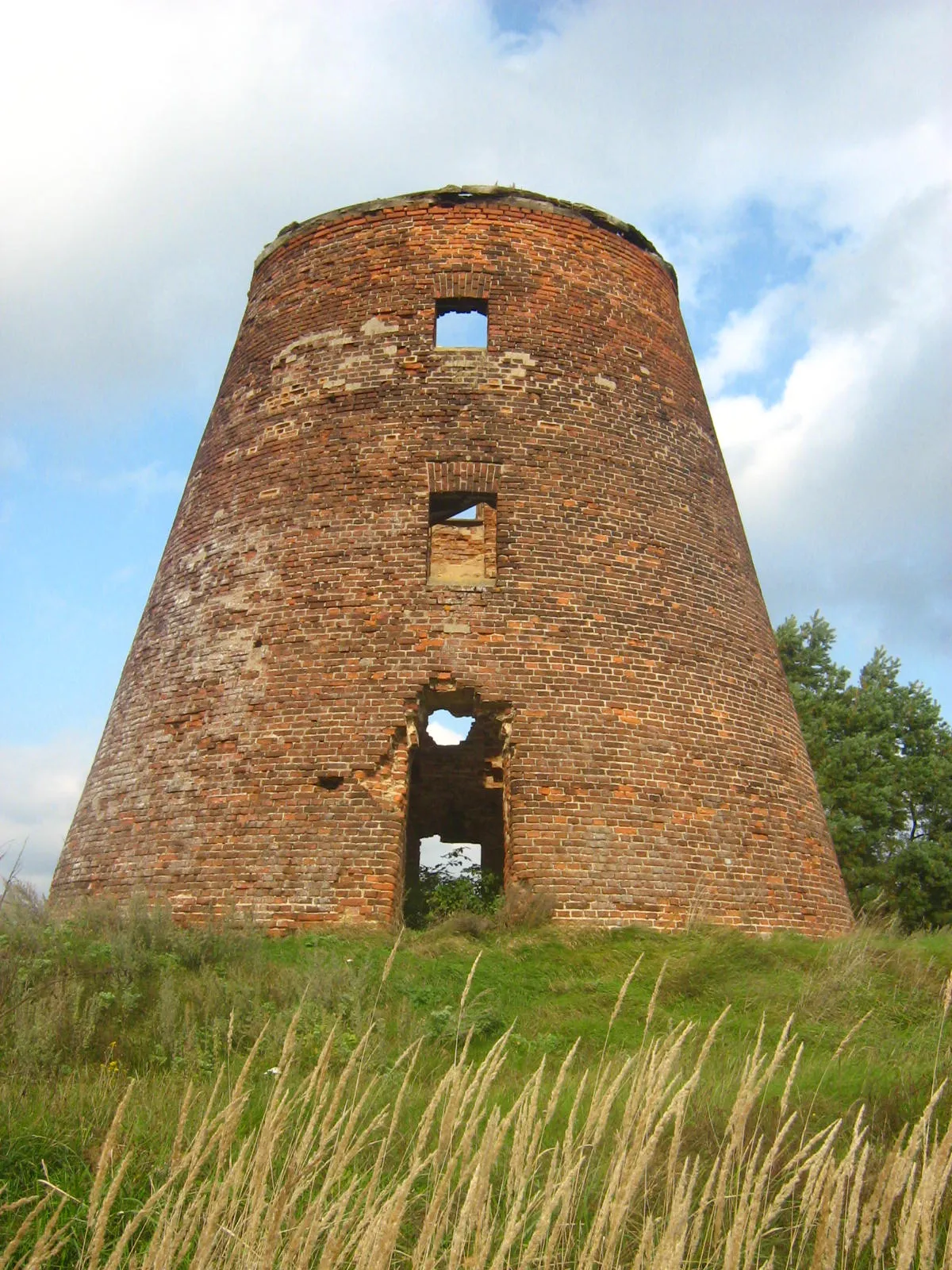 Photo showing: Zrujnowany młyn w Kłębach