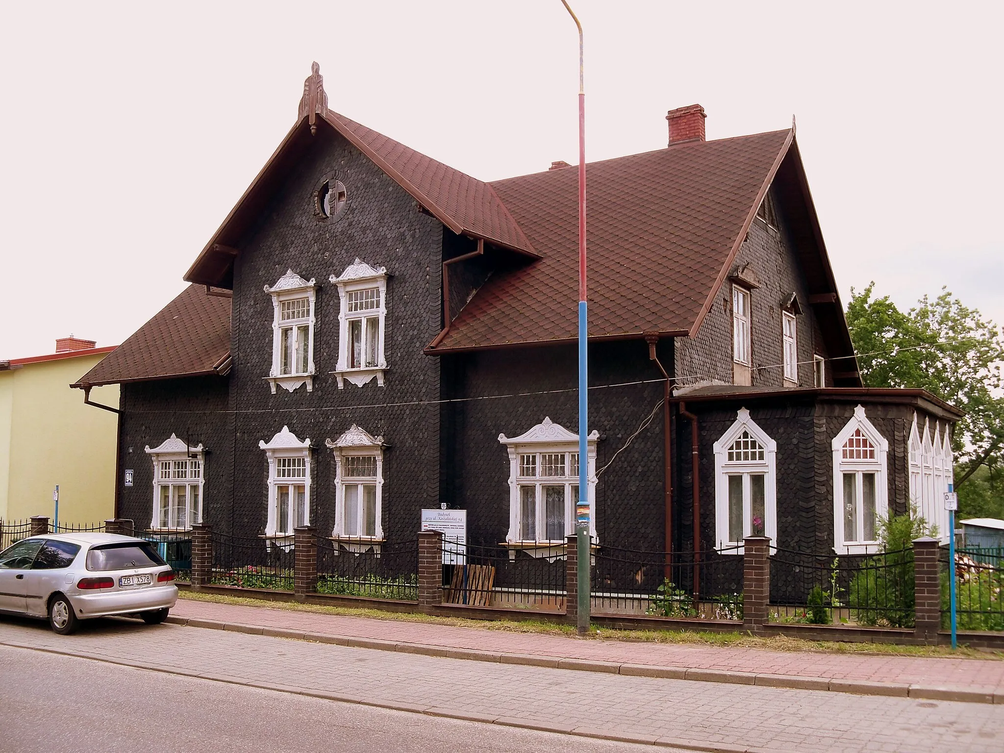 Photo showing: Karlino - zabytkowy dom przy ul. Koszalińskiej 94
This is a photo of an object of cultural heritage inscribed in the registry of the West Pomeranian Voivodeship with number 181.