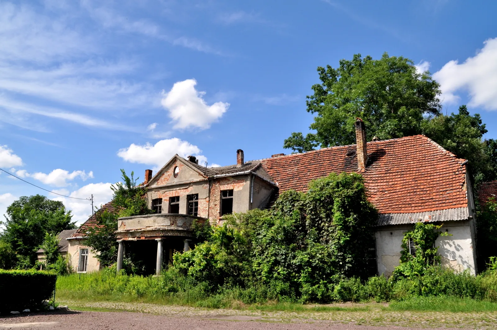 Photo showing: Ruina dworu przedwojennego właściciela majątku ziemskiego Schulza ( lato 2012 r.)