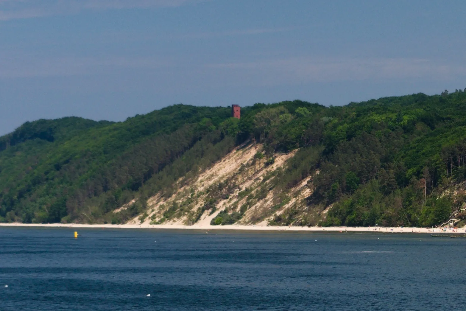 Photo showing: Biała Góra, widok z mola w Międzyzdrojach, w centrum komin dawnych niemieckich koszar