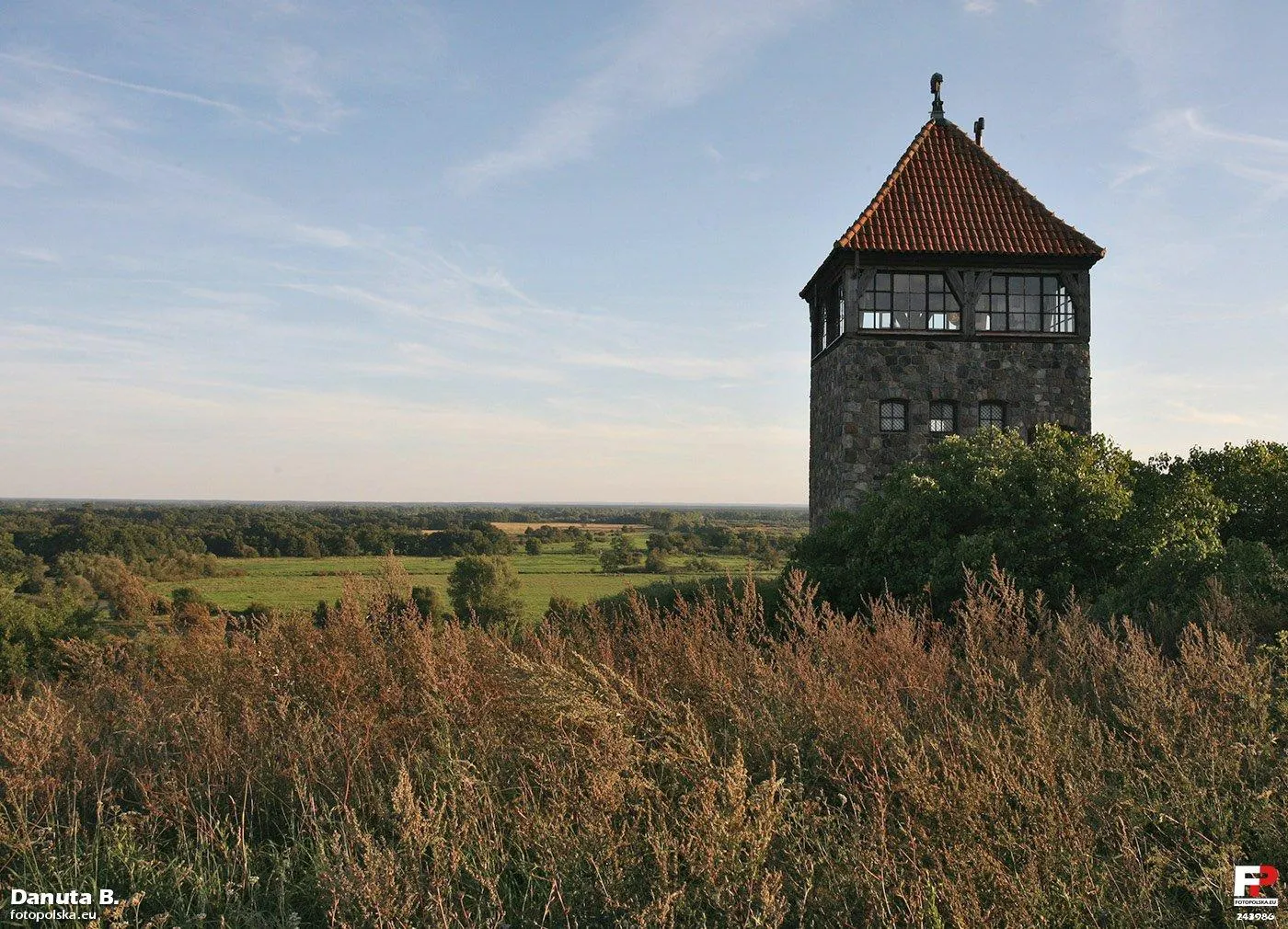 Photo showing: Wieża widokowa została wybudowana na wzniesieniu, z którego roztacza się bajeczny widok na ujście Noteci do Warty. Podobno obiekt miał uczcić urodziny Hitlera w 1934 r. Od lat 90. w rękach prywatnych. Nam udało się skorzystać z gościnności gospodarzy i zrobić zdjęcia z górnych okien.