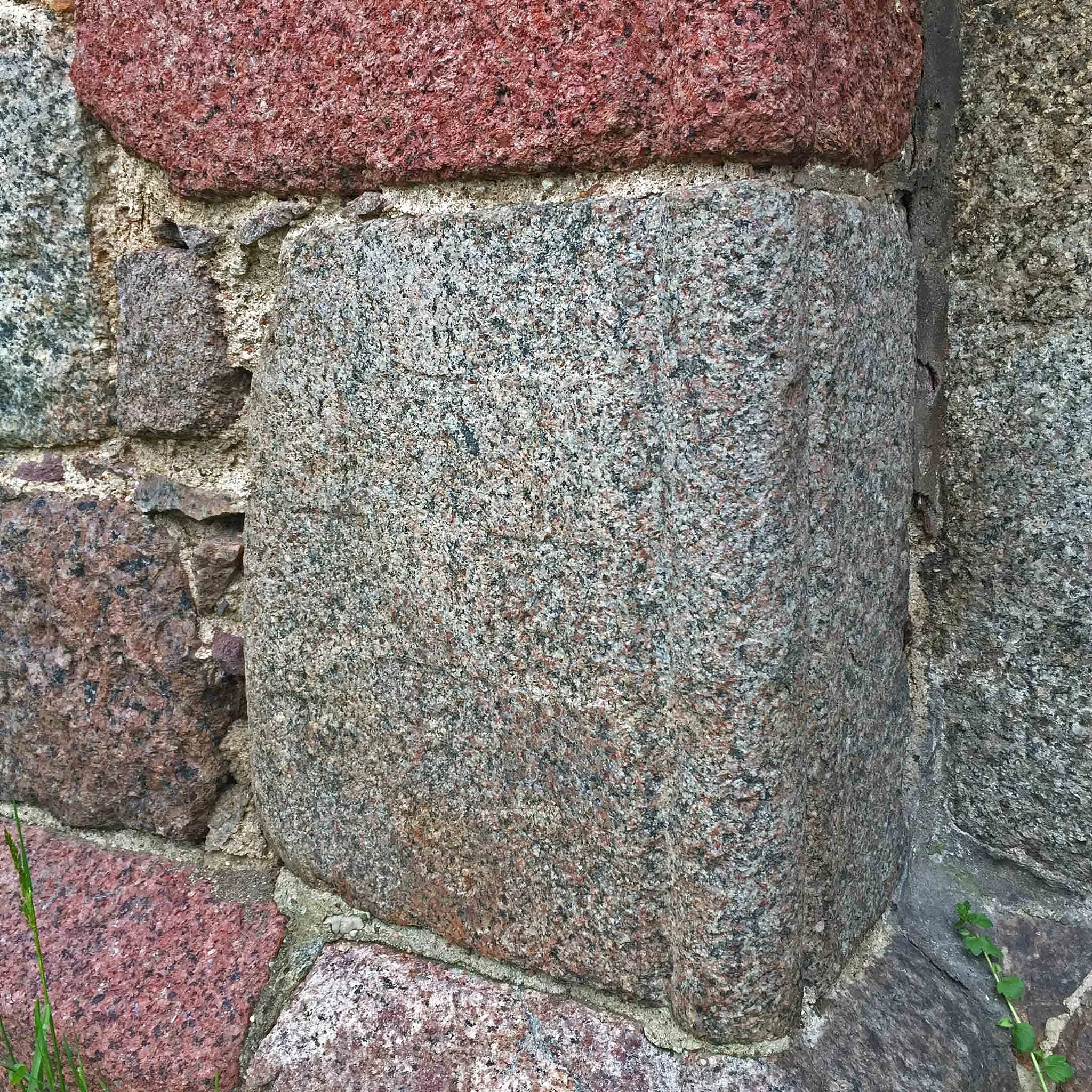 Photo showing: Nærbillede af skakbrætsten tv. i Plöwen kirkes S-portal - stenen har kun mønster på én side
