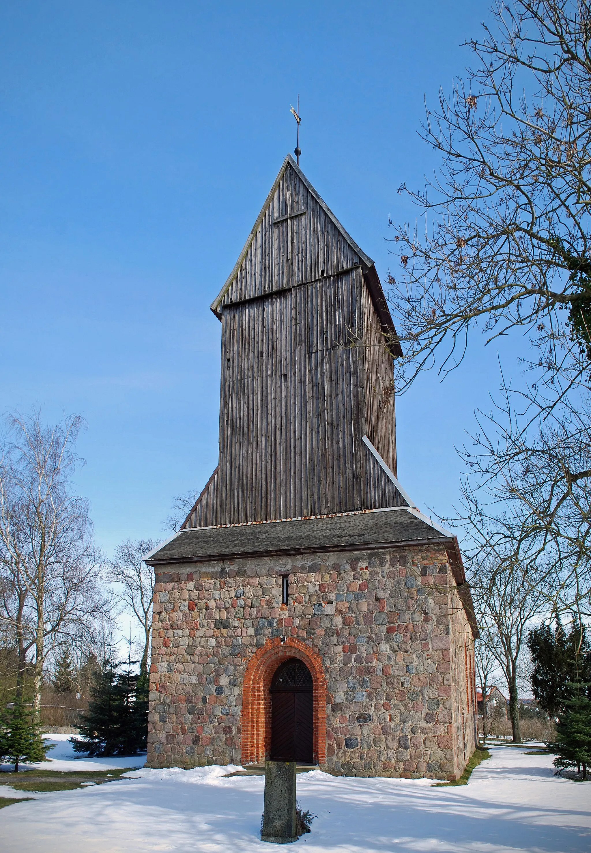 Photo showing: Gebäude und Denkmal in der Uckermark. (Altkreis Angermünde)