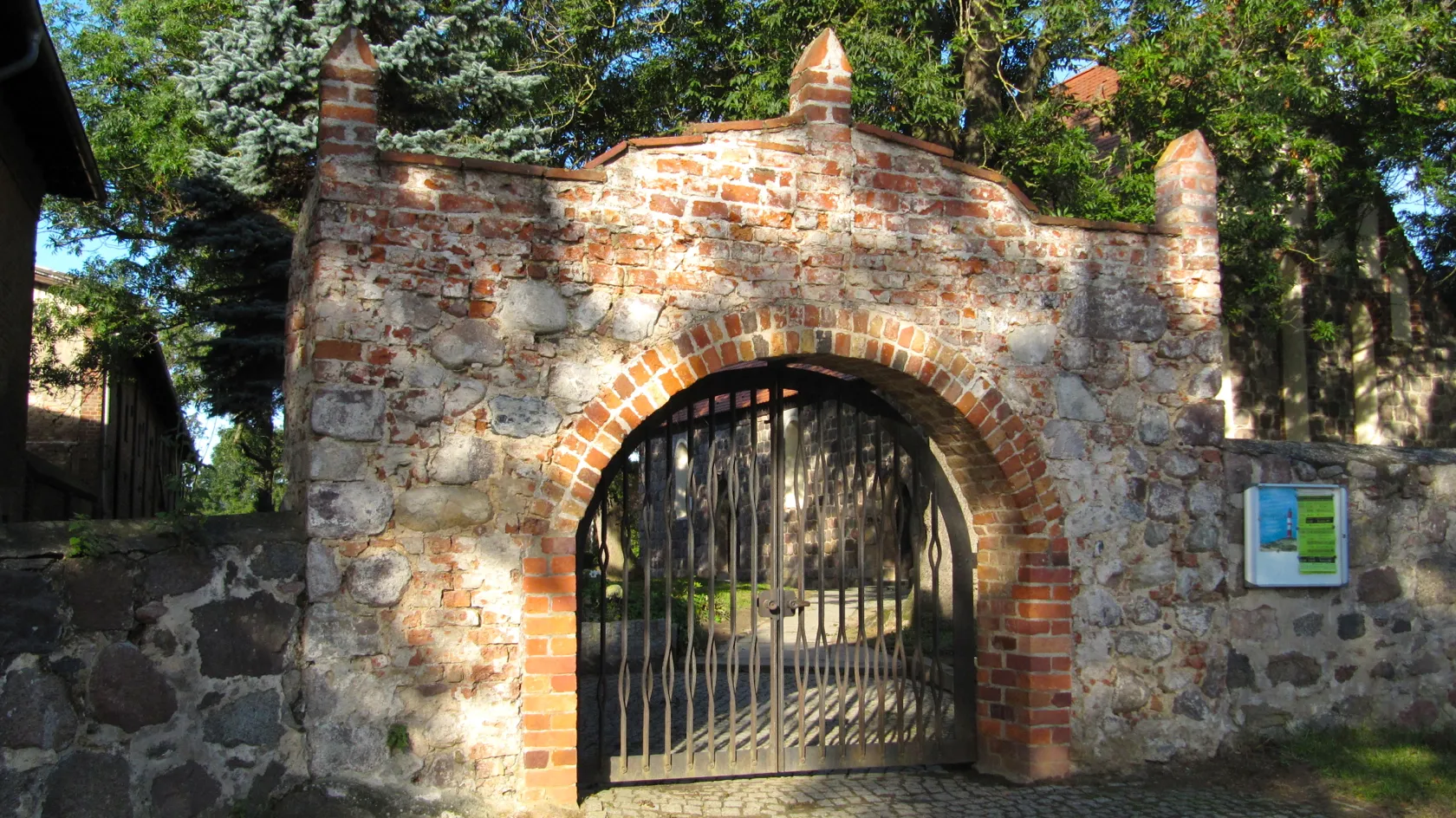 Photo showing: Ramin, Mecklenburg-Vorpommern, Kirchhofportal