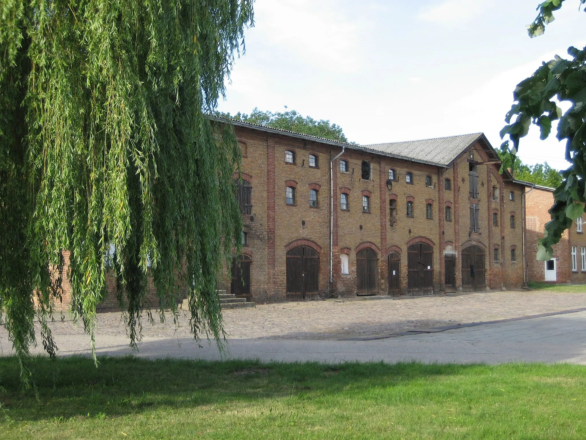 Photo showing: Nebengebäude der Gutsanlage Ramin.