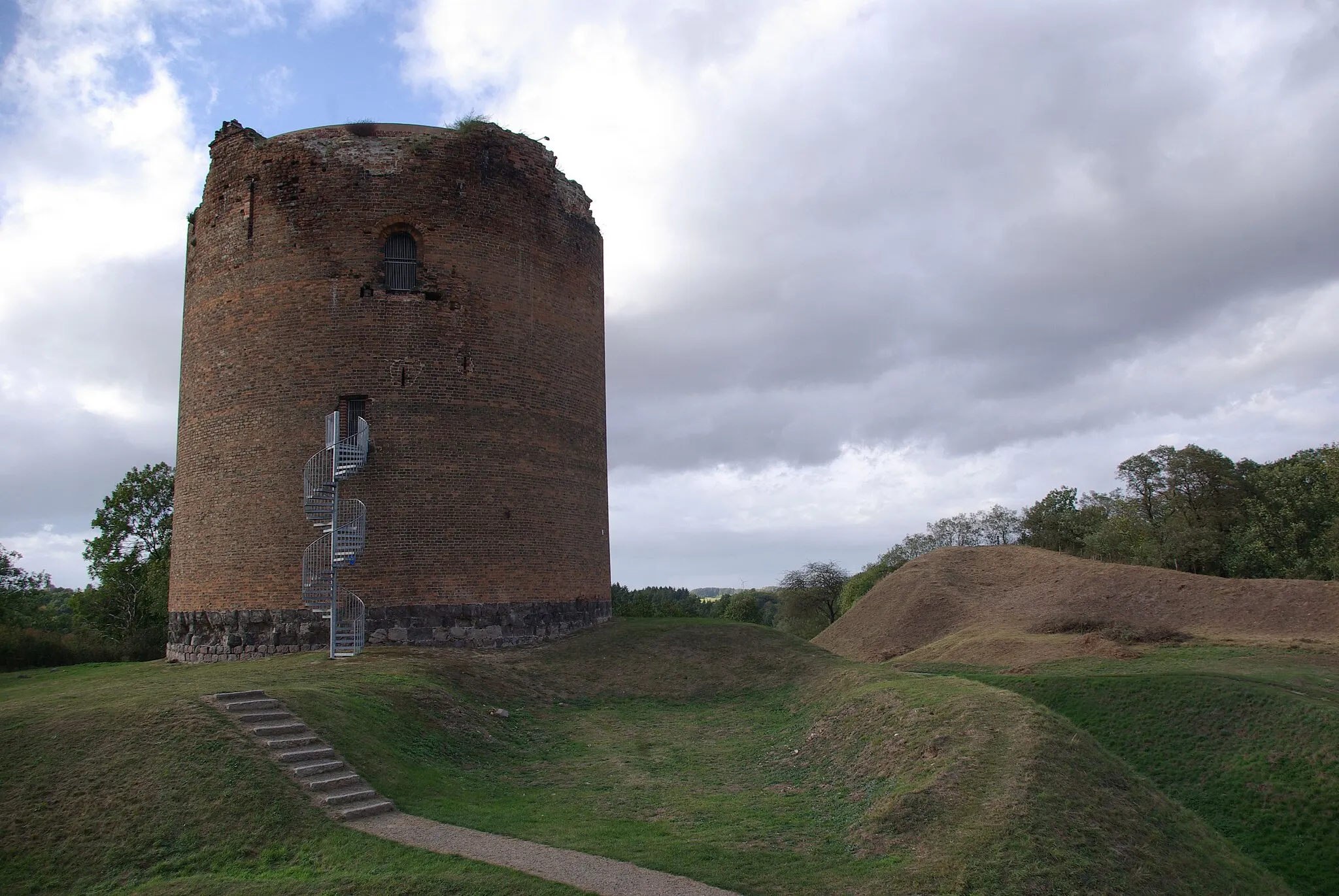 Photo showing: Angermünde Ortsteil Stolpe in Brandenburg. Der Bergfried der Burg Stolpe stammt aus dem 12. Jahrhundert und steht unter Denkmalschutz.