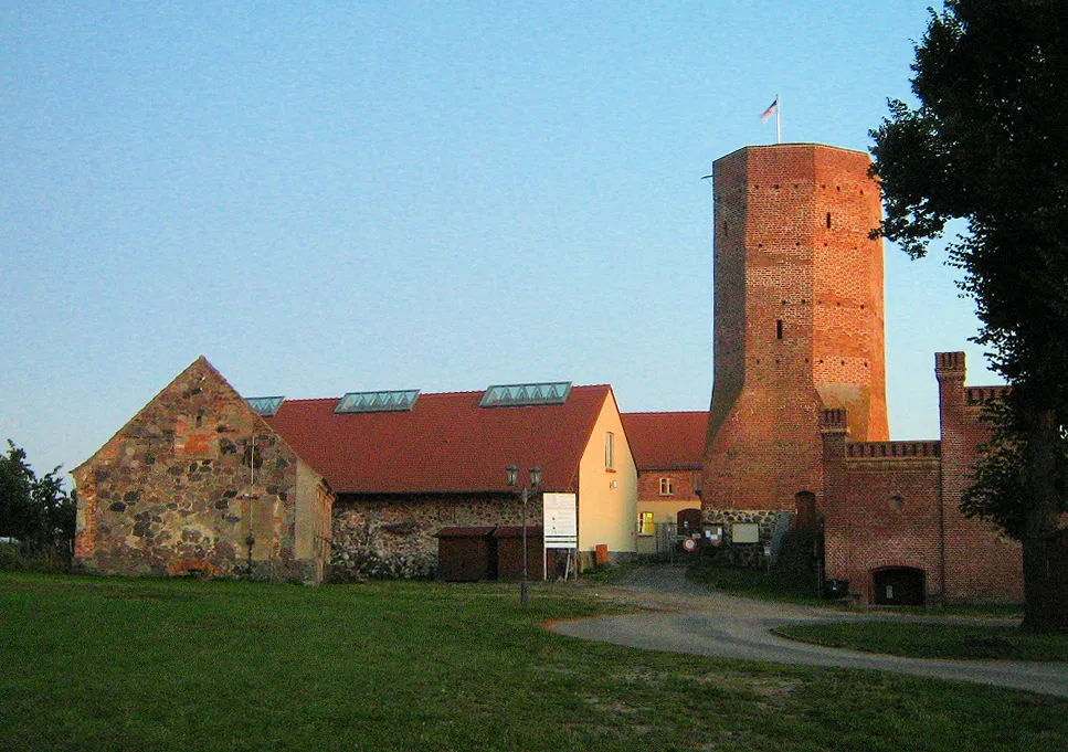 Photo showing: Blick auf die Burg Löcknitz im pommerschen Städtchen Löcknitz.