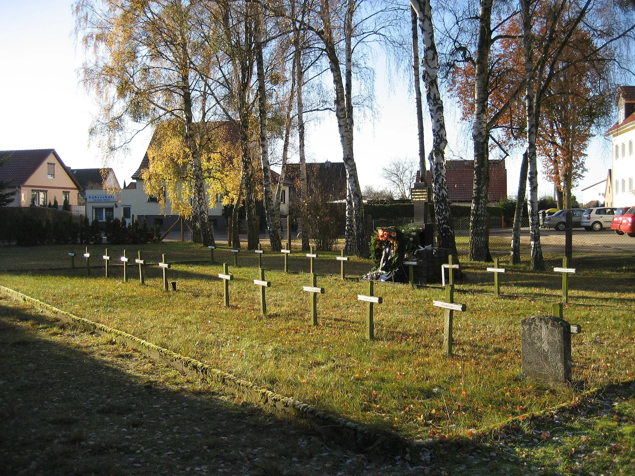 Photo showing: Deutsches Soldatengräberfeld auf dem Löcknitzer Friedhof, Blickrichtung Kopfseite mit Gedenkstein.