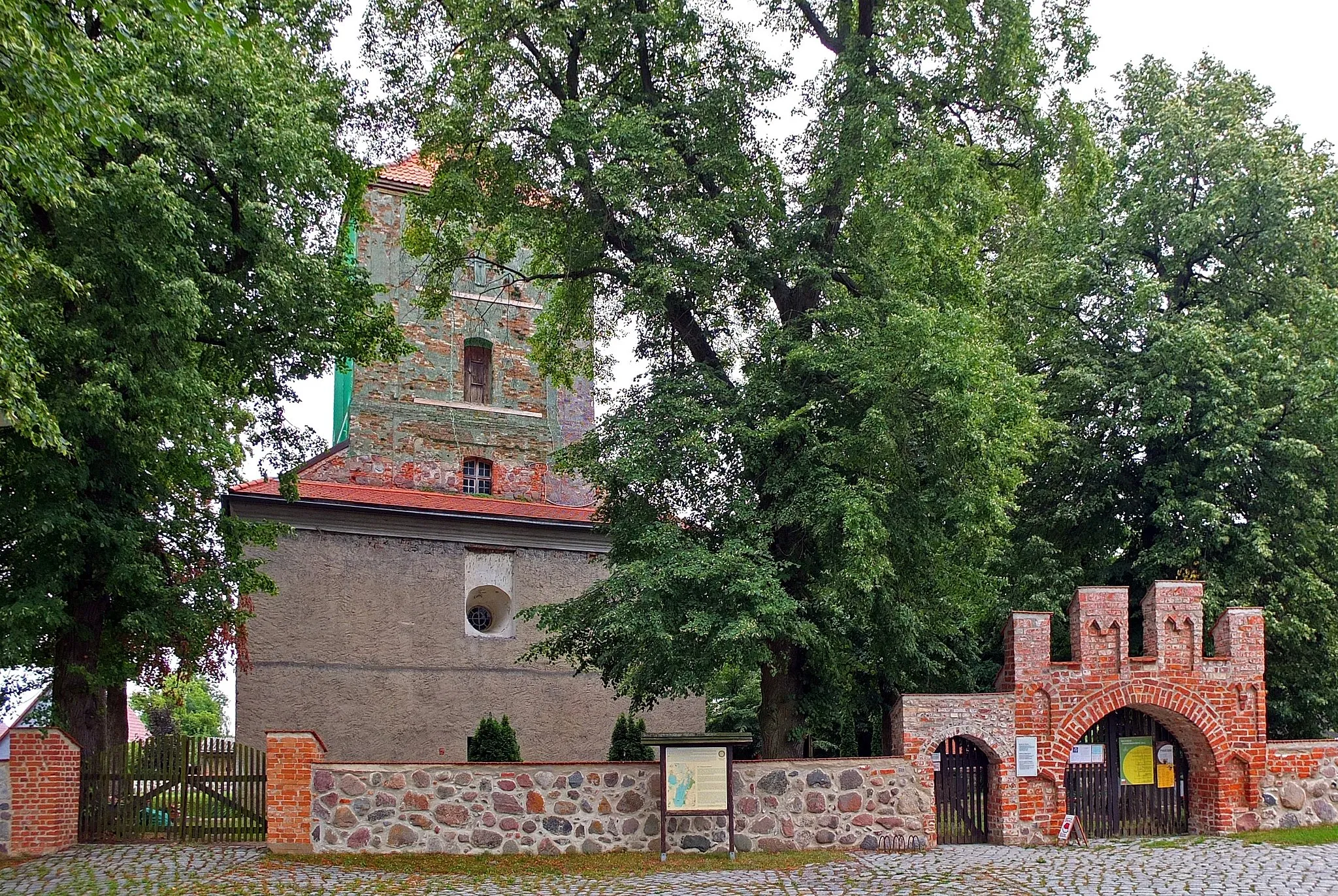 Photo showing: Denkmalgeschützte Kirche und Kirchhofseinfriedung in Potzlow (Gemeinde Oberuckersse, Landkreis Uckermark, Land Brandenburg, Deutschland)